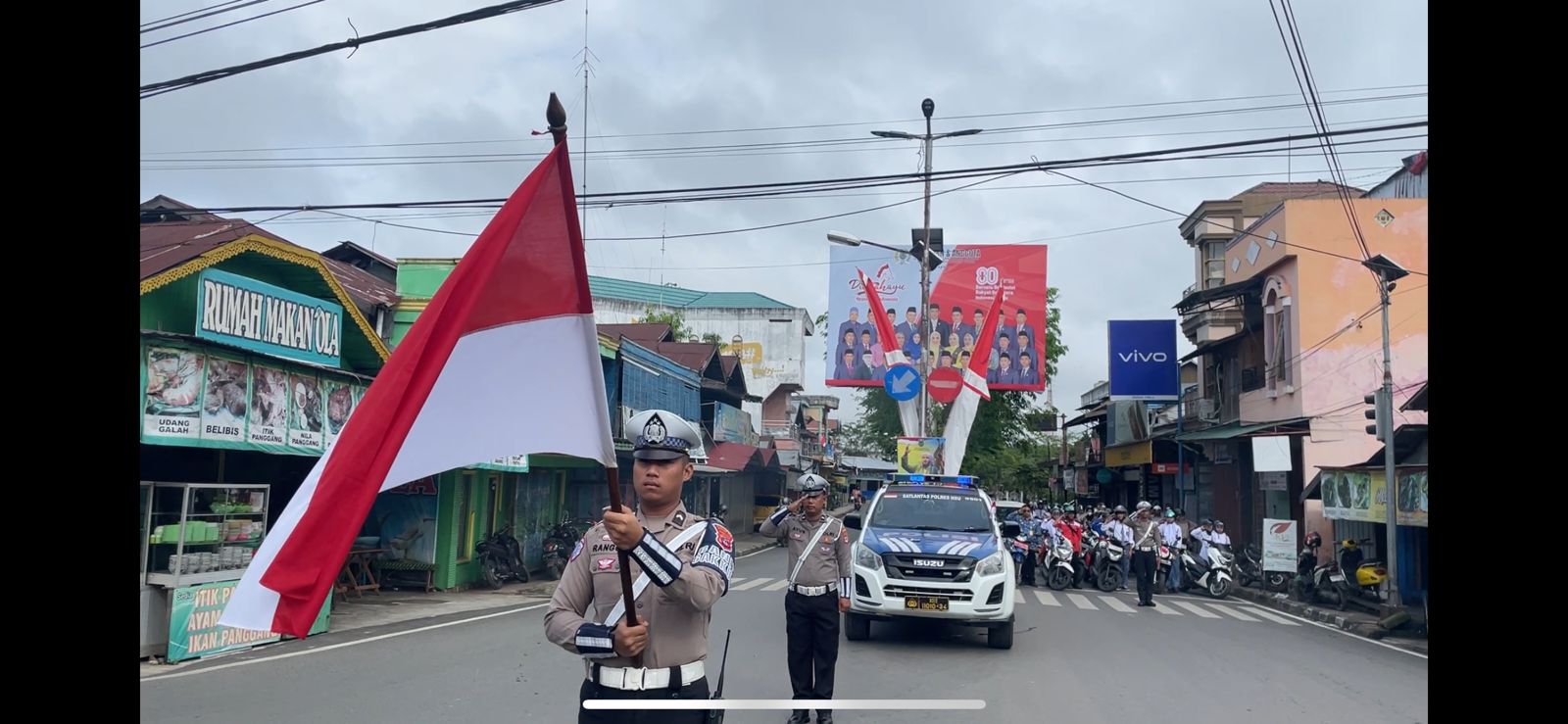 Sat Lantas Polres HSU Hentikan Kendaraan untuk Penghormatan Detik-Detik Proklamasi HUT RI ke-80