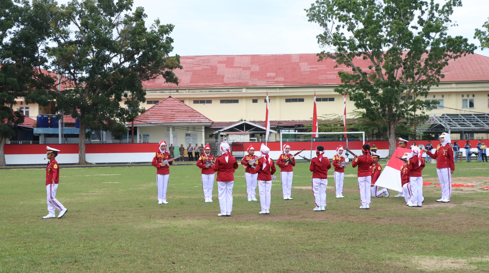 Polisi Cilik Banua Polres HSU Meriahkan Upacara Penurunan Bendera HUT RI ke-80 di Amuntai