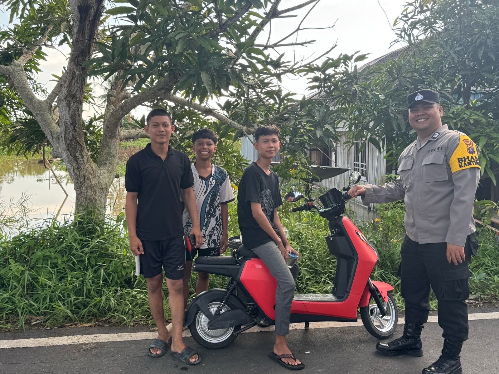 Polsek Babirik Gelar Patroli Dialogis dan Sambang, Wujudkan Harkamtibmas Kondusif di Desa Pajukungan Hulu