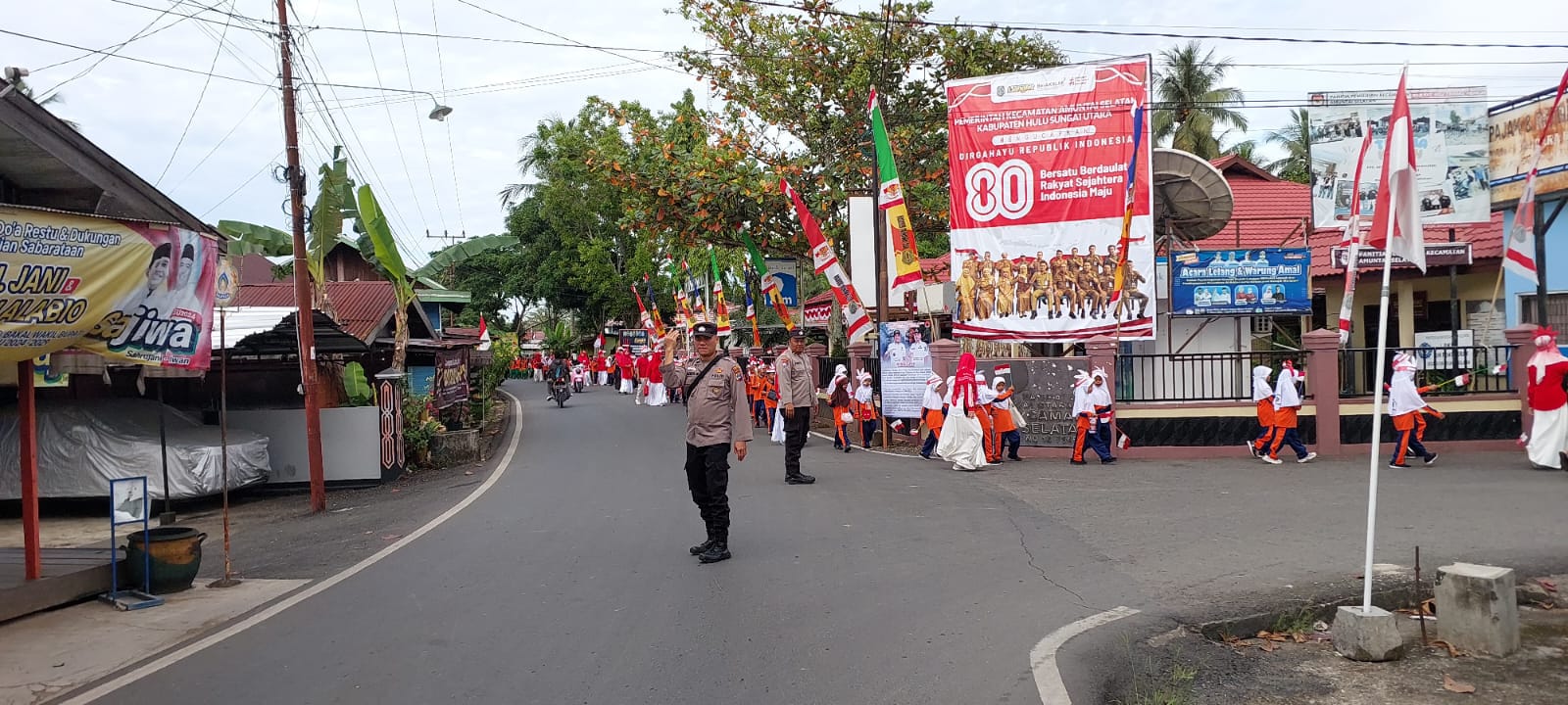 Polsek Amuntai Selatan Amankan Jalan Santai MIN 13 HSU, Wujudkan Perayaan HUT ke-80 RI yang Lancar dan Kondusif