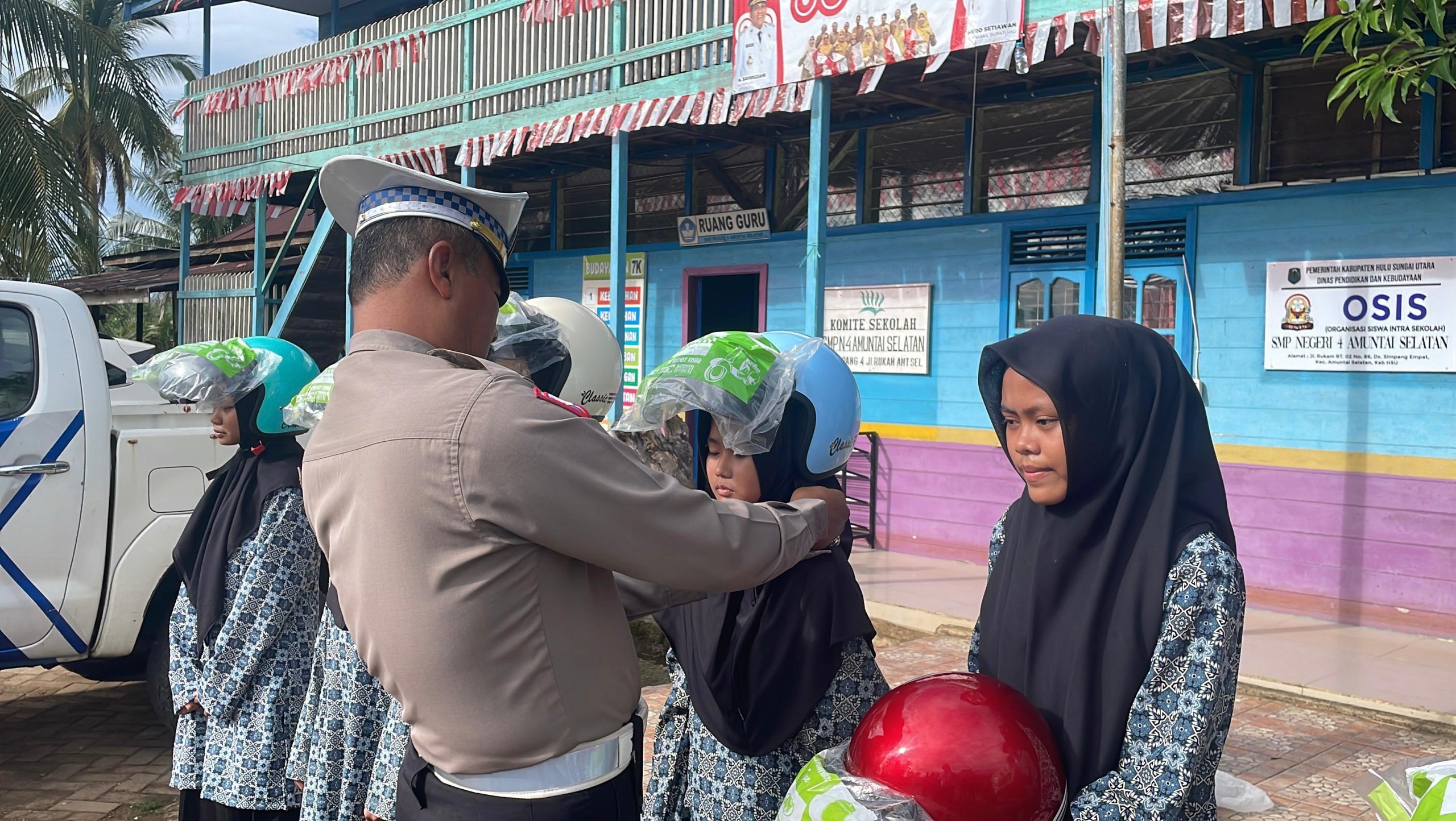 Satlantas Polres HSU Gelar Program “Police Go To School” di SMPN 4 Amuntai Selatan, Edukasi Keselamatan Berlalu Lintas Sejak Usia Dini