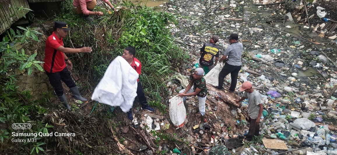 Pemkab HSU, TNI-Polri, dan Masyarakat Gelar Aksi Bersih-Bersih di Desa Sungai Karias, Wujudkan Kepedulian Lingkungan
