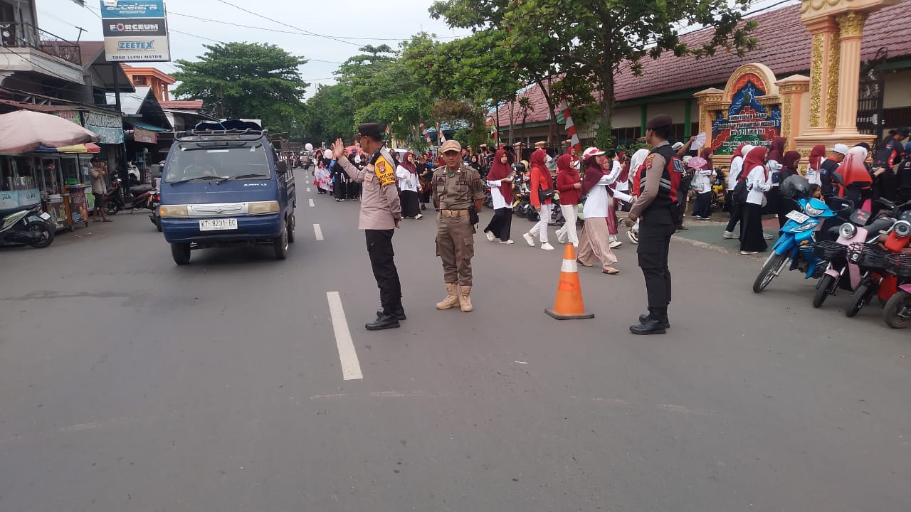 Polres HSU Amankan Gerak Jalan Santai Gebyar HUT ke-80 RI dan Harlah MTsN 2 HSU ke-46, Wujudkan Keamanan dan Kenyamanan Warga