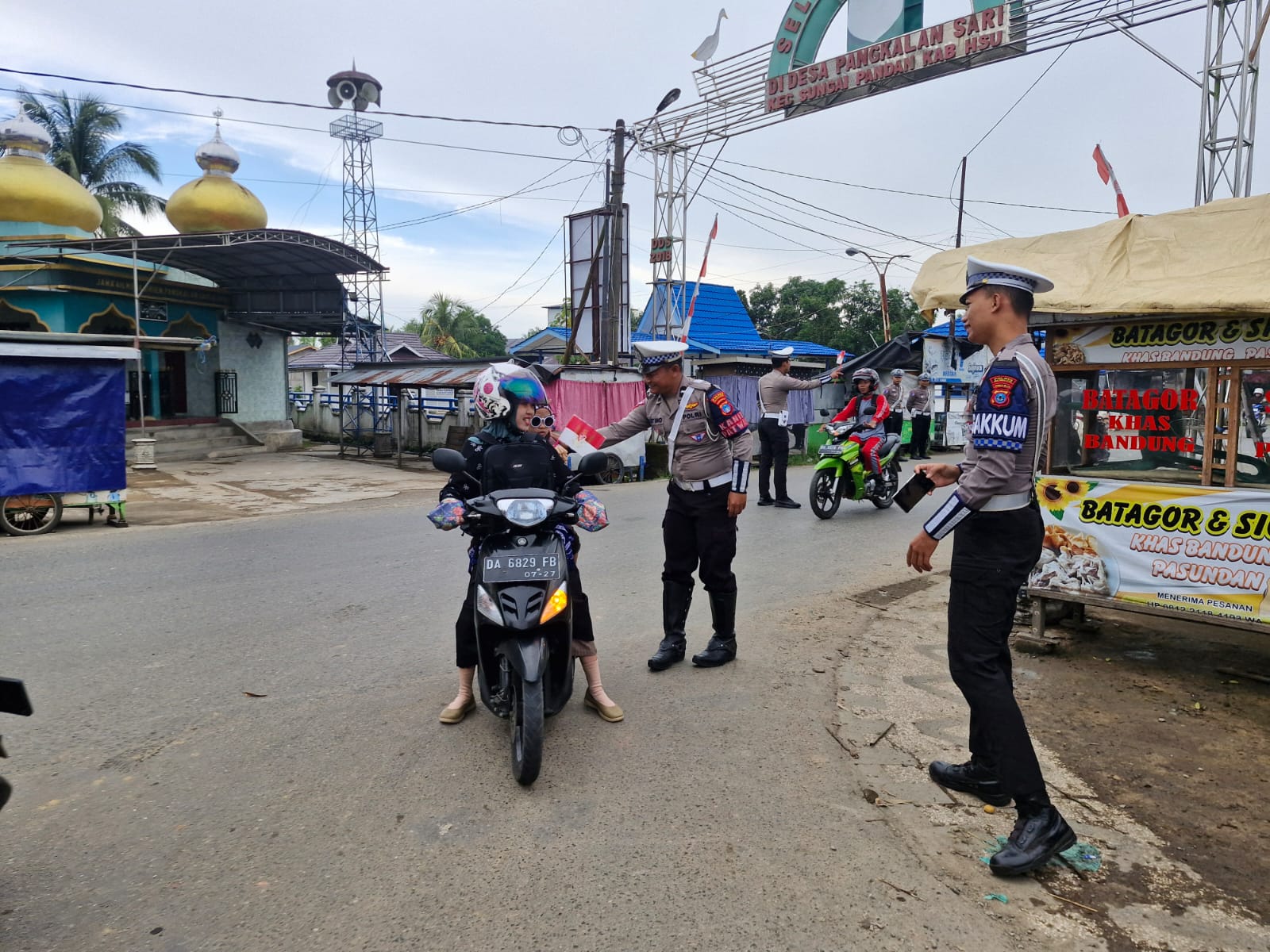 Sat Lantas Polres HSU Gelar Gerakan Polantas Menyapa, Bagikan Bendera Merah Putih untuk Tingkatkan Nasionalisme
