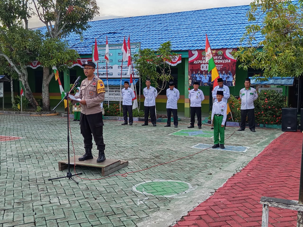 Polsek Sungai Pandan Jadi Pembina Upacara di MIN 10 Hulu Sungai Utara, Tanamkan Disiplin dan Kepedulian Sejak Dini