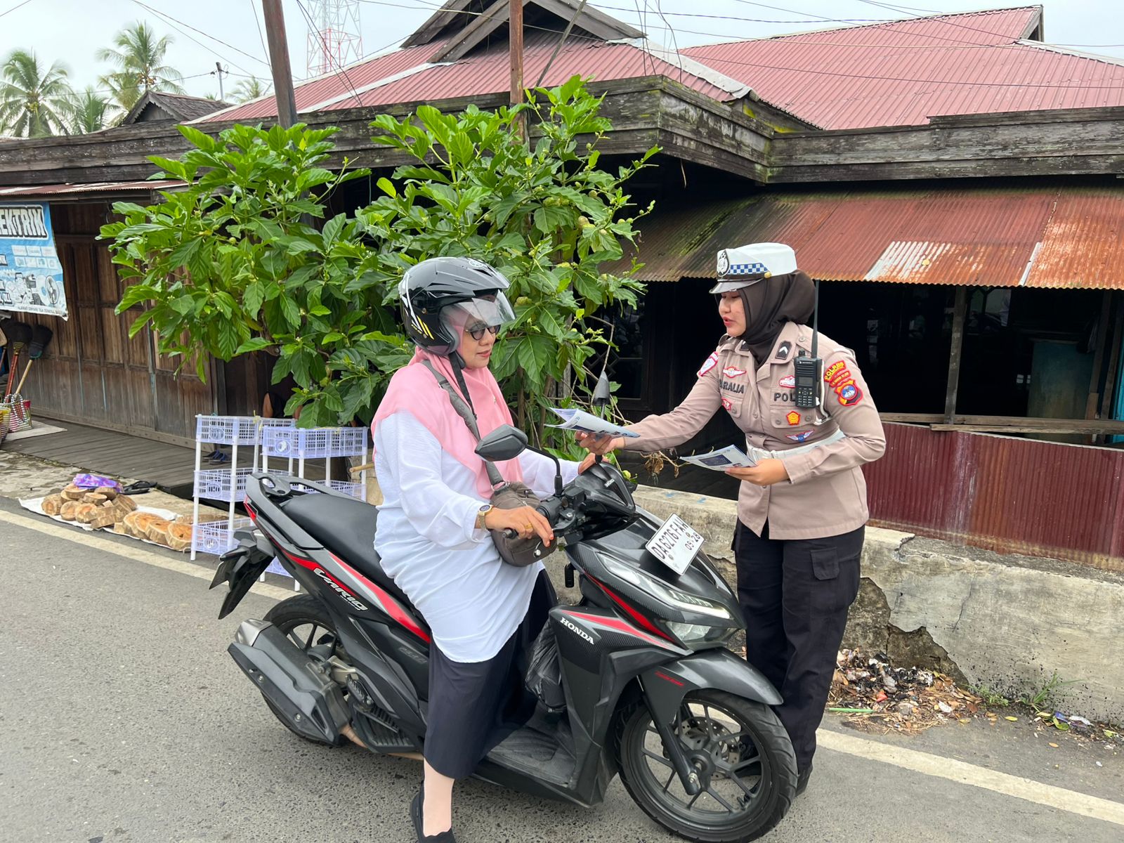Satlantas Polres HSU Gelar Edukasi Keselamatan Lalin, Bagikan Brosur dan Himbauan Public Address untuk Tertib Berlalu Lintas