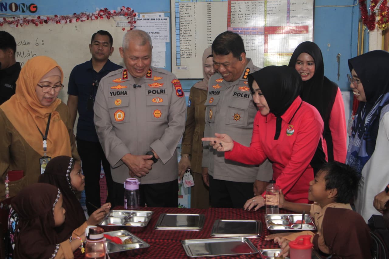 Polda Kalsel Grand Opening SPPG, Bagikan Makan Bergizi Gratis untuk 1.700 Anak