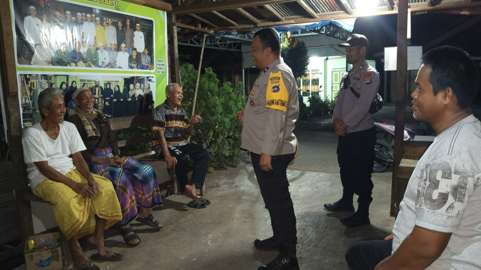 Polsek Amuntai Selatan Gelar Patroli Dialogis dan Sambang di Desa Padang Darat, Wujudkan Kamtibmas Kondusif