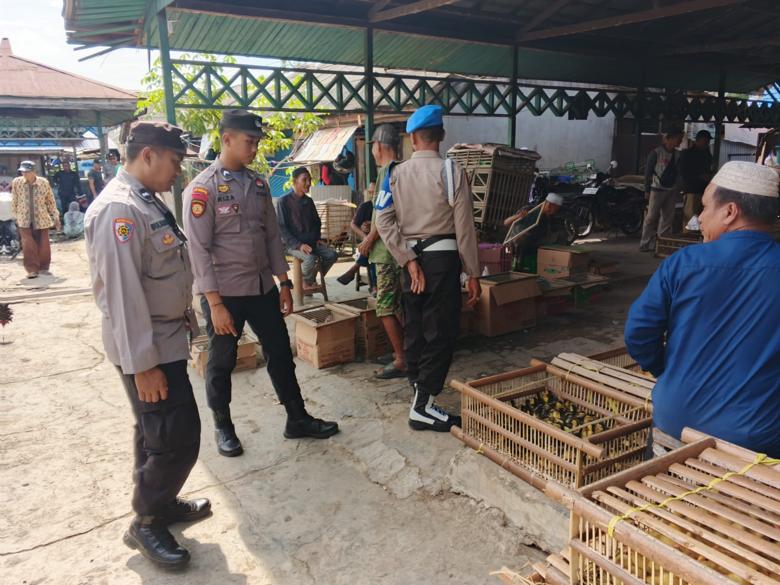 Polsek Sungai Pandan Laksanakan Patroli Dialogis dan Sambang, Wujudkan Keamanan Kondusif di Pasar Alabio