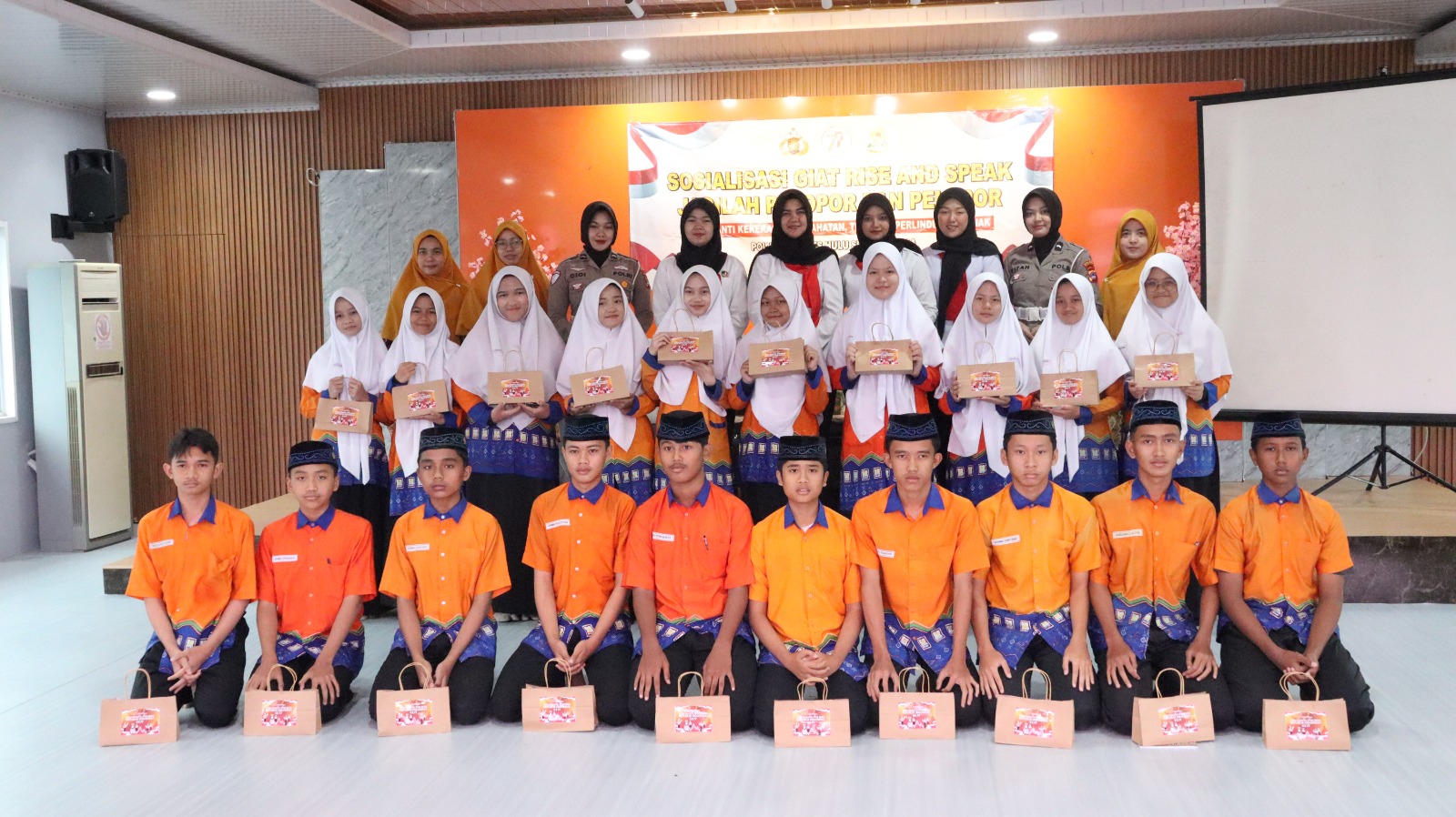 Polwan Polres Hulu Sungai Utara Gelar Sosialisasi “Rise and Speak” di SMP IT Alabio: Lawan Bullying, TPPO, dan Lindungi Anak