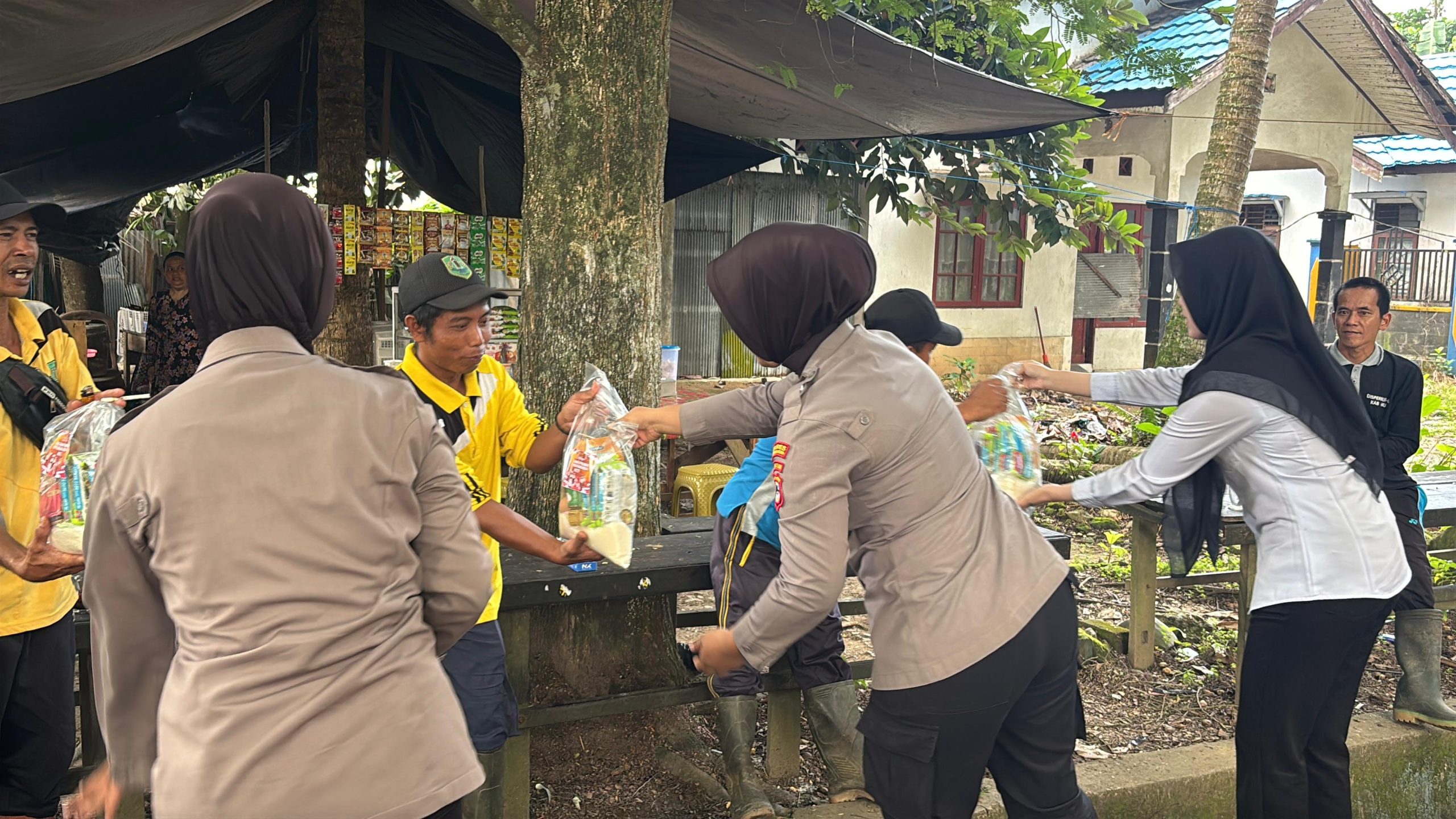 Polwan Polres HSU Gelar Bakti Sosial Membagikan Sembako Meriahkan Hari Jadi Polwan ke-77 Tahun 2025