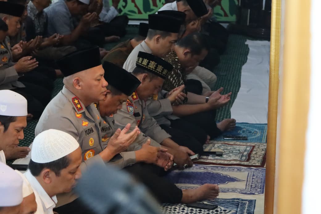 BANJARBARU – Kepolisian Daerah Kalimantan Selatan (Polda Kalsel) menggelar Shalat Ghaib untuk Almarhum Affan Kurniawan, driver ojek online yang meninggal dunia saat terjadinya aksi unjuk rasa di Jakarta, pada Kamis (28/8/2025).  Shalat ghaib dilaksanakan di Mesjid Riyadus Shalihin Polda Kalsel, Banjarbaru, Jumat (29/8/2025), seusai pelaksanaan shalat Jumat yang dihadiri oleh Kapolda Kalsel, Irwasda Polda Kalsel, Pejabat Utama Polda Kalsel, personel Polri dan ASN Polda Kalsel.  Kapolda Kalsel Irjen Pol Rosyanto Yudha Hermawan, S.I.K., S.H., M.H. melalui Kabid Humas Polda Kalsel Kombes Pol Adam Erwindi, S.I.K., M.H. mengatakan shalat ghaib dilaksanakan sebagai bentuk turut berduka cita atas meninggalnya Almarhum Affan Kurniawan dan mendoakan agar Almarhum mendapatkan tempat terbaik di sisi Allah SWT.  Kapolda Kalsel beserta Pejabat Utama dan anggota juga memanjatkan doa untuk seluruh personel Polri agar diberikan kekuatan, kelancaran, dan kemudahan dalam menjalankan tugas pokok Kepolisian.  Serta, memohon doa agar situasi keamanan dan ketertiban masyarakat (Kamtibmas) di seluruh wilayab Indonesia khusus di Kalimantan Selatan tetap kondusif.  Shalat ghaib dan do’a bersama ini juga dilaksanakan diseluruh Polres Jajaran Polda Kalsel.