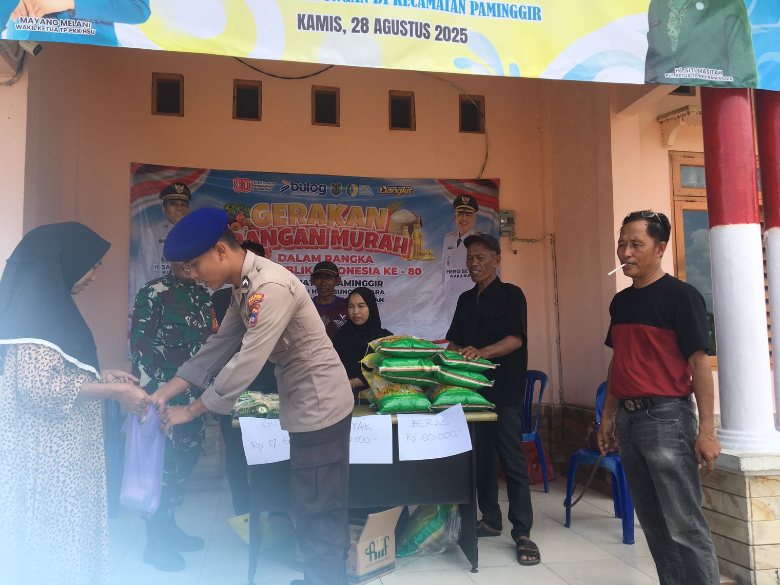 Sat Polairud Polres Hulu Sungai Utara Gelar Gerakan Pangan Murah di Kantor Kecamatan Paminggir dalam Rangka HUT RI Ke-80