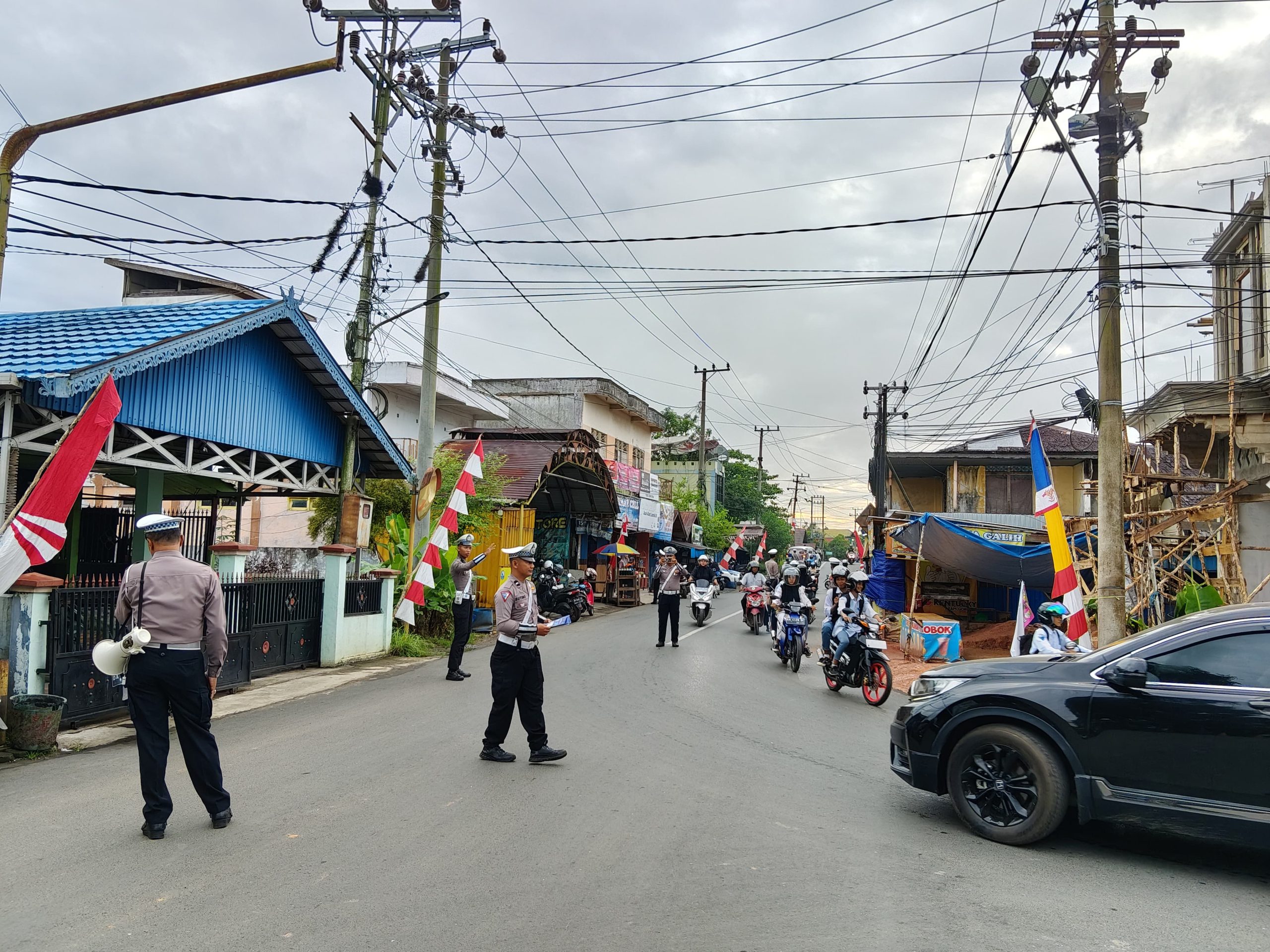 Satlantas Polres HSU Gelar Apel dan Pengaturan Lalu Lintas Pagi untuk Wujudkan Kamseltibcar yang Kondusif