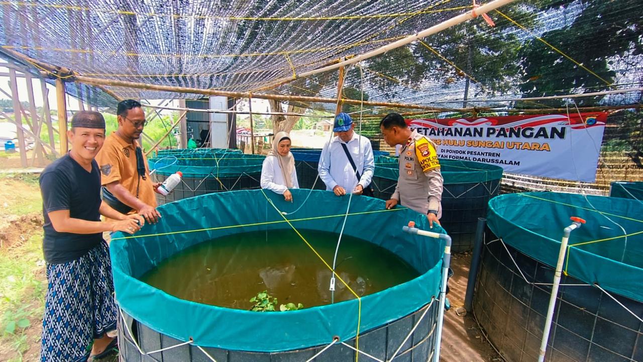 Polsek Amuntai Tengah Bersama Dinas Perikanan HSU Lakukan Koordinasi dan Pengecekan Kolam Bioflok di Ponpes Darussalam