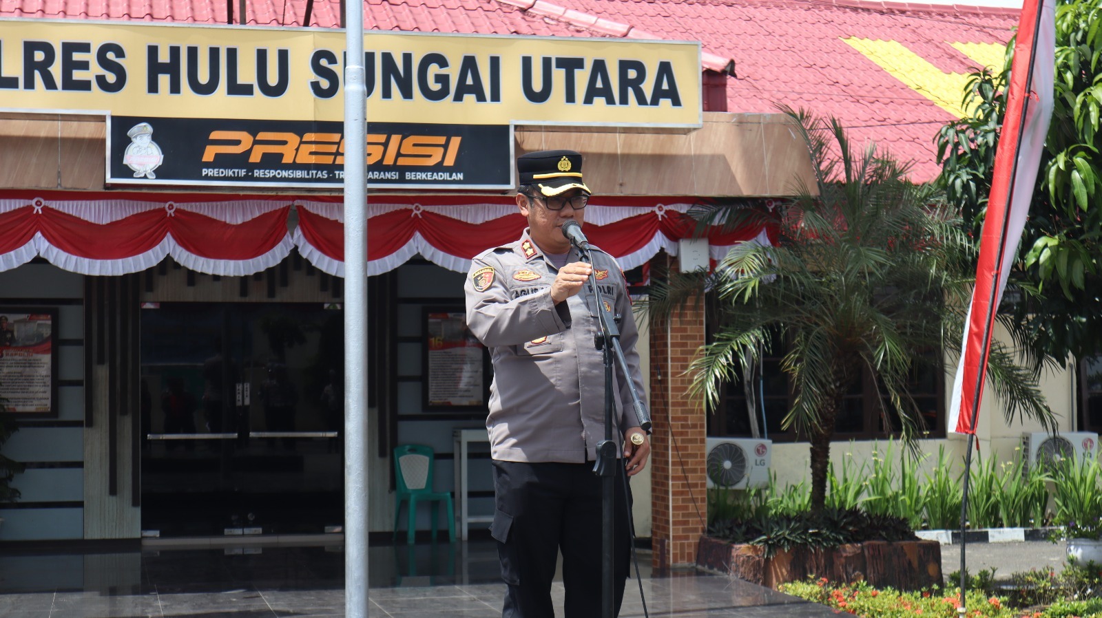 Polres HSU Gelar Upacara Wisuda Purnabakti dan Tradisi Pedang Pora untuk KOMPOL Agus Sumitro, S.H.