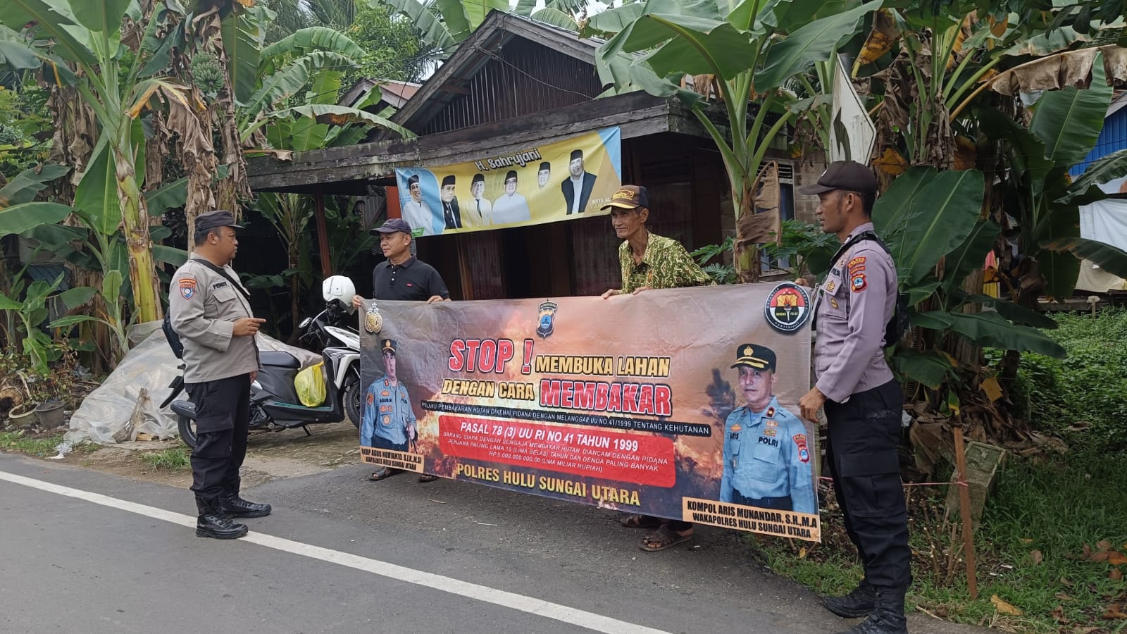 Polsek Amuntai Selatan Intensifkan Sosialisasi dan Patroli Dialogis Cegah Karhutla, Pasang Spanduk Imbauan untuk Tingkatkan Kesadaran Warga
