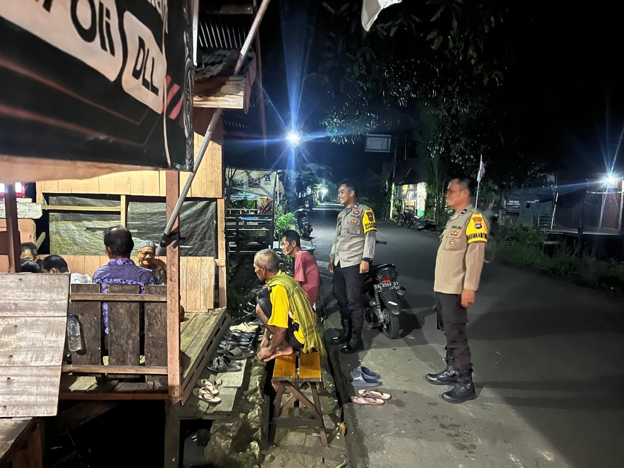 Polsek Sungai Pandan Gelar Patroli Malam di Desa Pandulangan, Perkuat Harkamtibmas dan Bangun Kepercayaan Masyarakat
