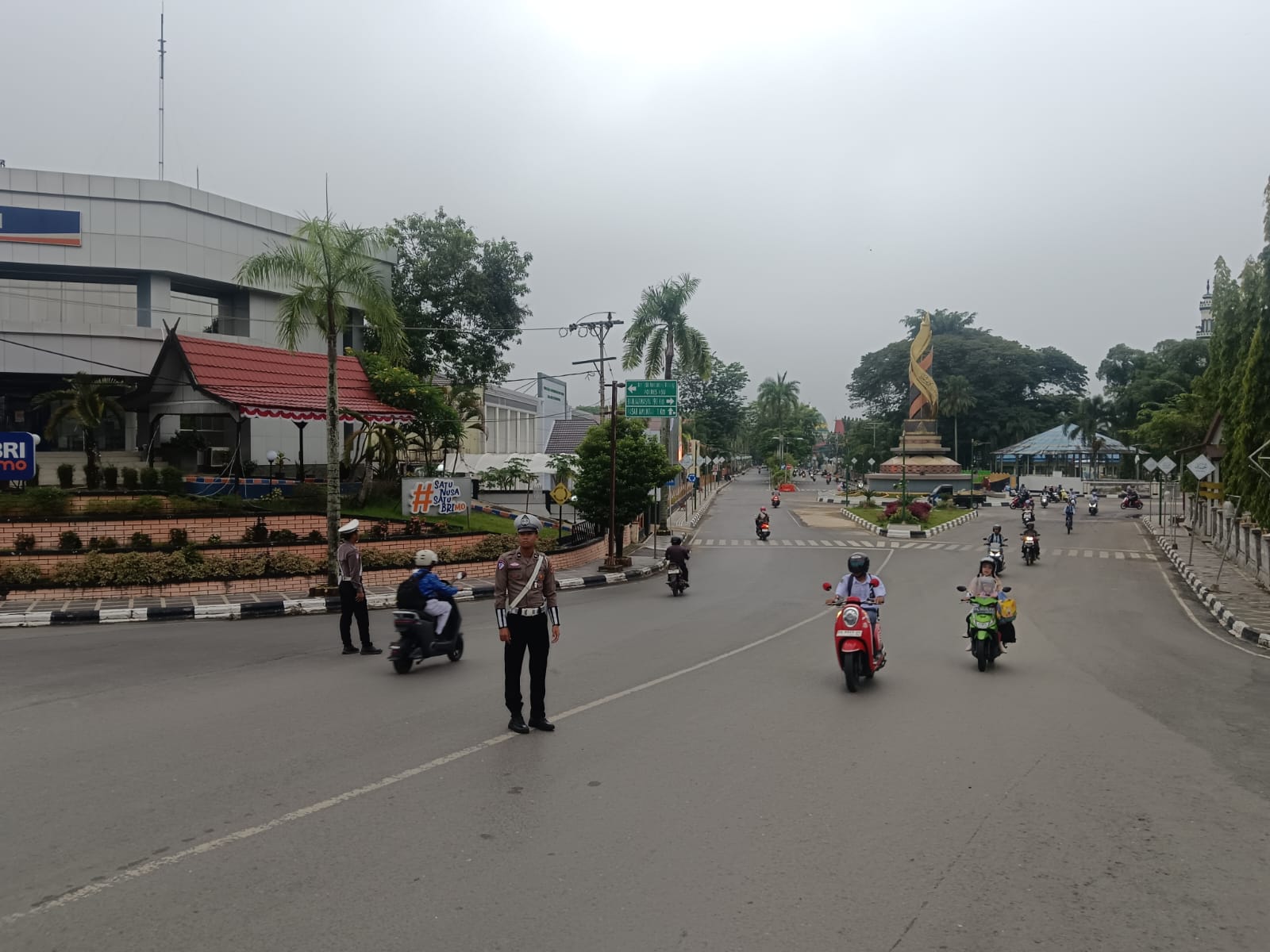 Apel Pagi dan Kegiatan Pengamanan Satlantas Polres HSU Ciptakan Kamseltibcar Lantas yang Kondusif di AmuntaiPada Rabu, 10 September 2025, Satlantas Polres Hulu Sungai Utara (HSU) melaksanakan apel pagi dan kegiatan pengamanan serta pengaturan lalu lintas di beberapa titik strategis di wilayah Amuntai. Kegiatan yang dimulai pukul 06.30 Wita ini berlangsung di berbagai ruas jalan utama seperti Jalan A. Yani, Jalan Basuki Rahmat, Jalan Pangeran Antasari, serta beberapa persimpangan vital seperti Simpang 4 Lampu Merah Banua Lima dan Simpang 4 TVRI Sungai Malang. Apel pagi yang dipimpin langsung oleh Kasat Lantas AKP Yuwono ini dihadiri oleh para Kanit serta seluruh personel Satlantas Polres HSU sebagai wujud pengecekan kesiapan dalam melaksanakan tugas pengamanan di lapangan. Dalam arahannya, diberikan ucapan terima kasih kepada seluruh personel atas kehadiran dan dedikasinya, sekaligus menekankan pentingnya meningkatkan semangat kerja serta saling mengingatkan antar rekan agar menghindari penyimpangan selama bertugas. Sebagai langkah preventif, personel diinstruksikan untuk secara tegas memberikan teguran kepada pelanggar lalu lintas dengan menggunakan blangko peneguran demi mendisiplinkan masyarakat. Selanjutnya, pengaturan lalu lintas di pagi hari dilakukan secara maksimal, khususnya pada simpang-simpang yang tidak dilengkapi traffic light seperti Simpang 4 TVRI, guna memastikan arus kendaraan tetap lancar, aman, dan tertib. Melalui public address, Satlantas juga aktif memberikan himbauan kepada masyarakat agar mematuhi rambu-rambu lalu lintas guna menciptakan situasi yang kondusif di wilayah hukum Polres HSU. Kapolres HSU AKBP Agus Nuryanto, S.I.K., M.Si menyampaikan bahwa kegiatan ini merupakan bagian dari upaya serius Polres HSU untuk menciptakan keamanan, keselamatan, ketertiban, dan kelancaran lalu lintas (Kamseltibcar Lantas) yang berkelanjutan. “Kami ingin menunjukkan bahwa Polri hadir sebagai pelayan dan pengayom masyarakat yang simpatik, sekaligus menghilangkan pandangan negatif yang selama ini mungkin melekat di masyarakat. Kedisiplinan dan kesadaran masyarakat terhadap aturan berlalu lintas sangat penting untuk keselamatan bersama,” ujarnya. Lebih lanjut, AKBP Agus menegaskan bahwa melalui tindakan preventif dan humanis seperti memberikan teguran dan himbauan, petugas Satlantas dapat meningkatkan kepercayaan masyarakat kepada Polri serta menciptakan hubungan yang harmonis. Hasil yang dicapai dari kegiatan ini antara lain terciptanya pengaturan dan pengamanan jalur aktivitas masyarakat di pagi hari yang berjalan aman, tertib, dan terkendali. Selain itu, apel pagi berlangsung dengan baik dan seluruh personel menerima arahan dengan penuh kesadaran, sejalan dengan meningkatnya disiplin masyarakat dalam berlalu lintas serta pelaksanaan teguran yang turut berperan mengurangi pelanggaran. Kegiatan ini menjadi bukti nyata komitmen Polres HSU dalam mengedepankan profesionalisme dan keikhlasan anggotanya di lapangan dalam menjalankan tugas sebagai pelindung dan pelayan masyarakat. Polres HSU akan terus berupaya meningkatkan kualitas pelayanan demi terciptanya situasi lalu lintas yang lebih baik di masa depan.
