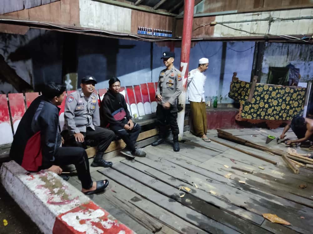 Polsek Amuntai Tengah Gencarkan Patroli Malam dan Pembinaan Satkamling, Wujudkan Rasa Aman di Lingkungan Masyarakat