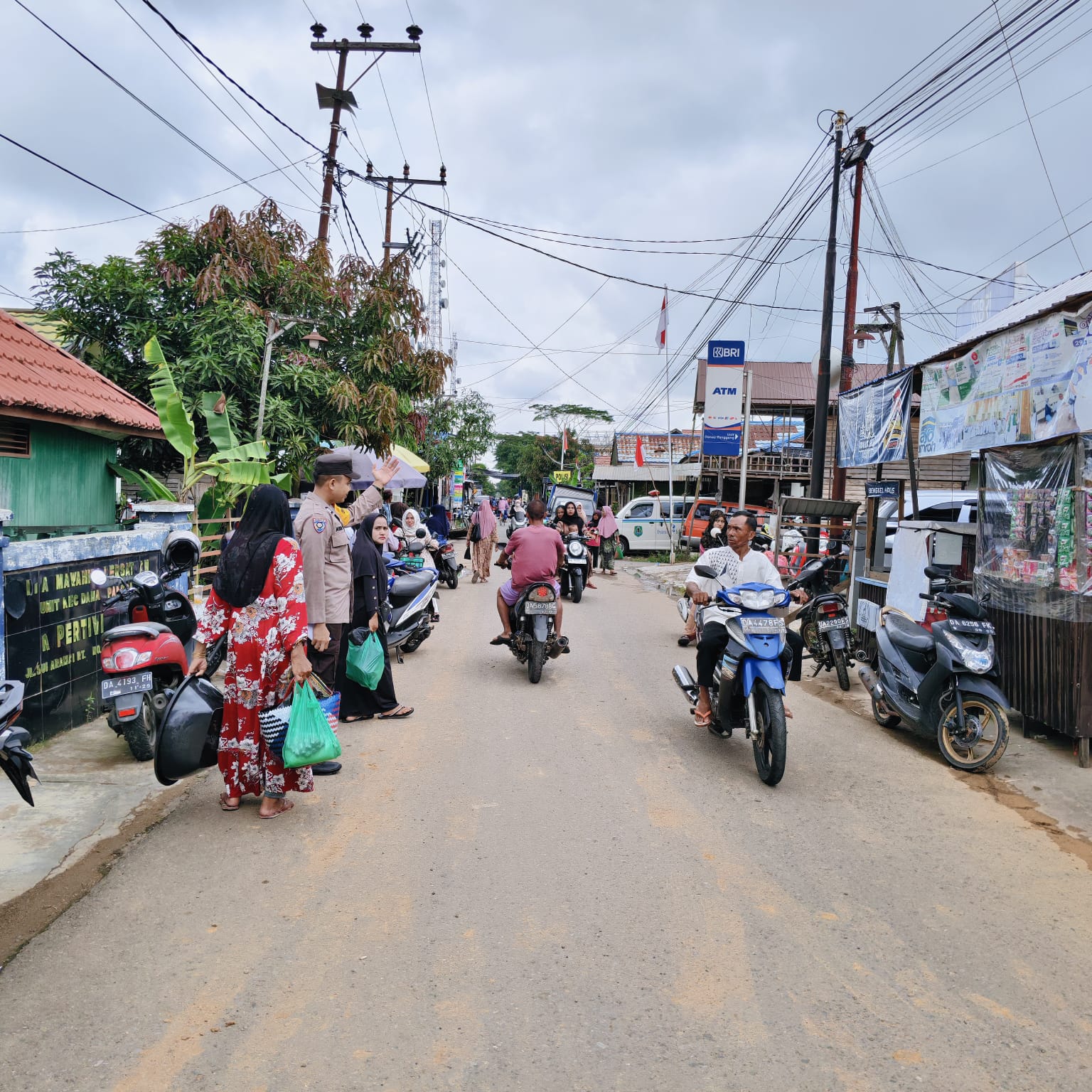 Polsek Danau Panggang Laksanakan Patroli Pasar, Wujudkan Lingkungan Aman dan Kondusif bagi Masyarakat