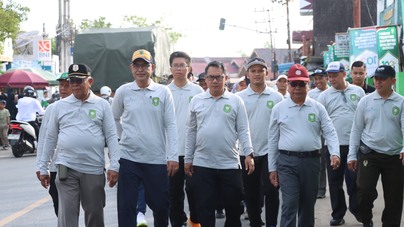 Meriah dan Penuh Semangat! Ribuan Santri Ikuti Jalan Santai Harlah ke-103 Ponpes Rakha Amuntai dan Hari Santri Nasional ke-10