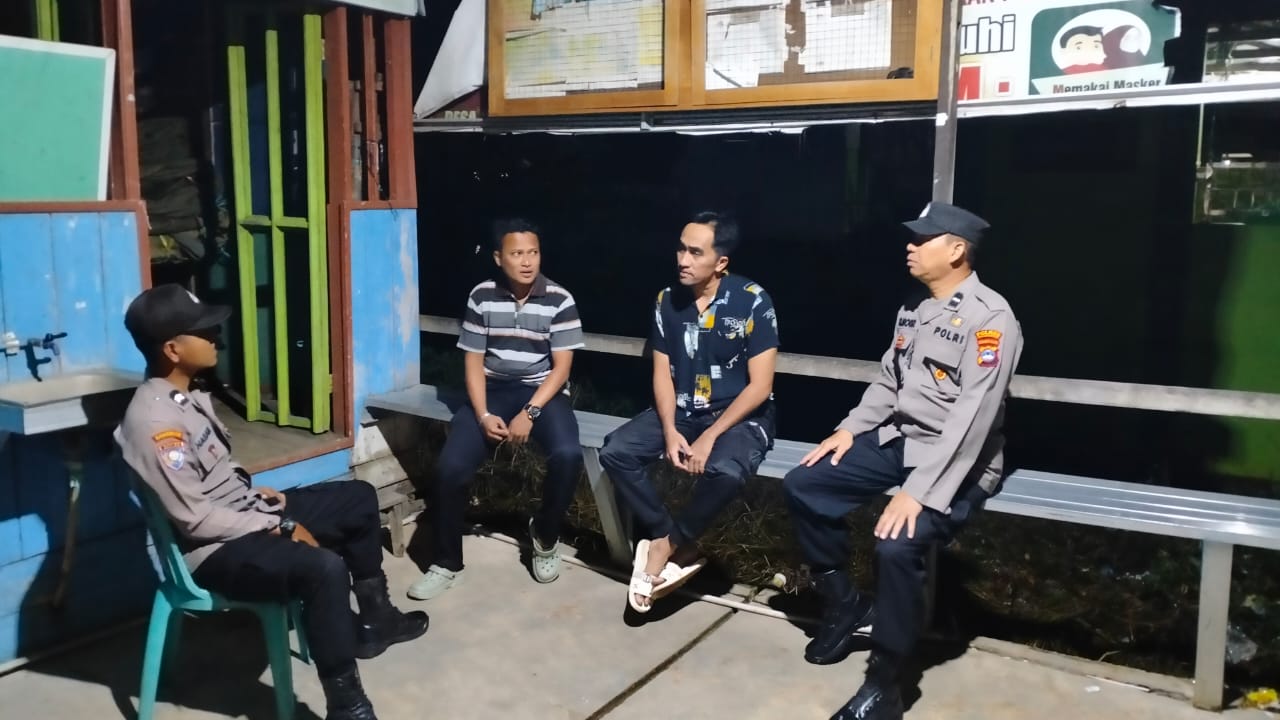 Polsek Amuntai Selatan Gelar Patroli Malam dan Pembinaan Satkamling, Wujudkan Keamanan dan Kedekatan Polri dengan Masyarakat