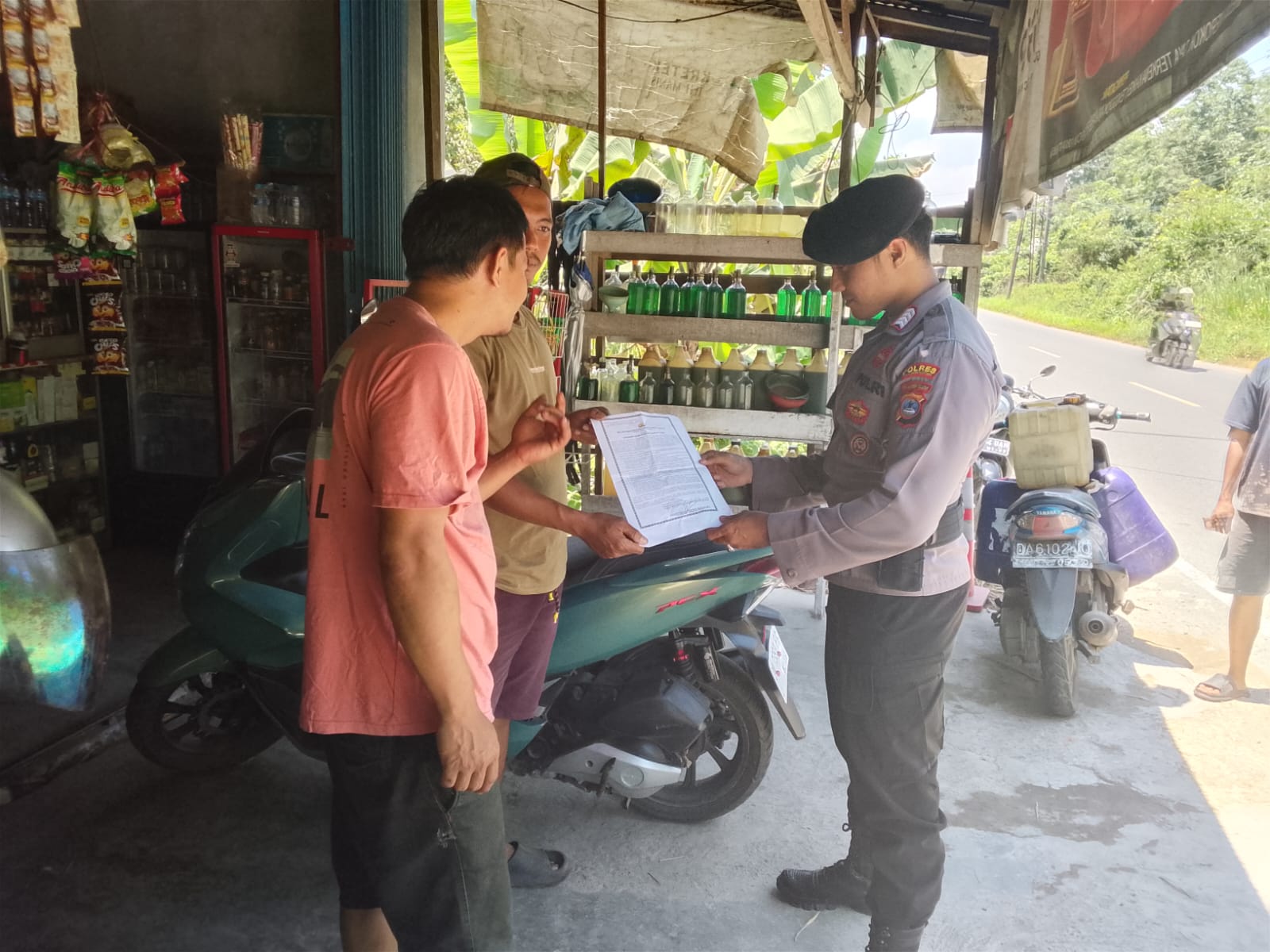 Polsek Amuntai Utara Gencarkan Sosialisasi dan Maklumat Pencegahan Karhutla di Desa Tayur