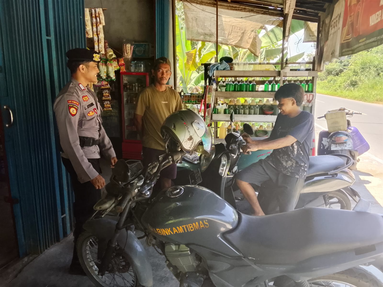 Polsek Amuntai Utara Gelar Patroli Dialogis dan Sambang di Pasar Tayur, Wujudkan Keamanan dan Kedekatan Polri dengan Masyarakat