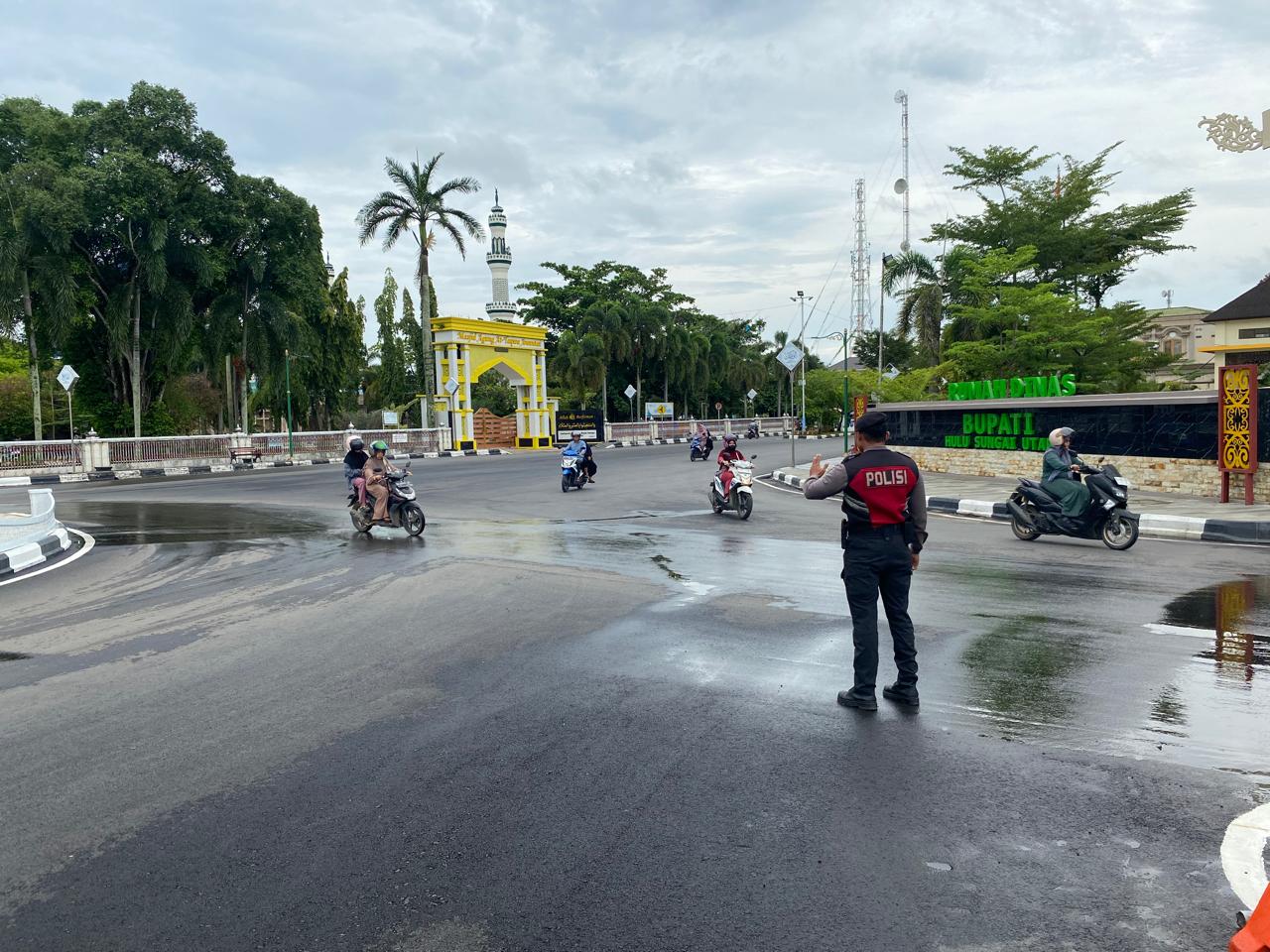 Sat Samapta Polres HSU Gelar Penjagaan dan Pengaturan Lalu Lintas Demi Ciptakan Kondisi Harkamtibmas yang Kondusif