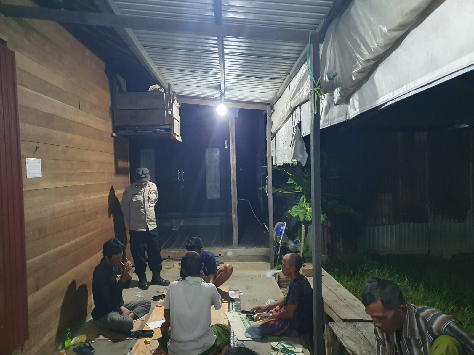 Polsek Sungai Pandan Laksanakan Patroli Dialogis dan Sambang untuk Tingkatkan Keamanan Warga Desa