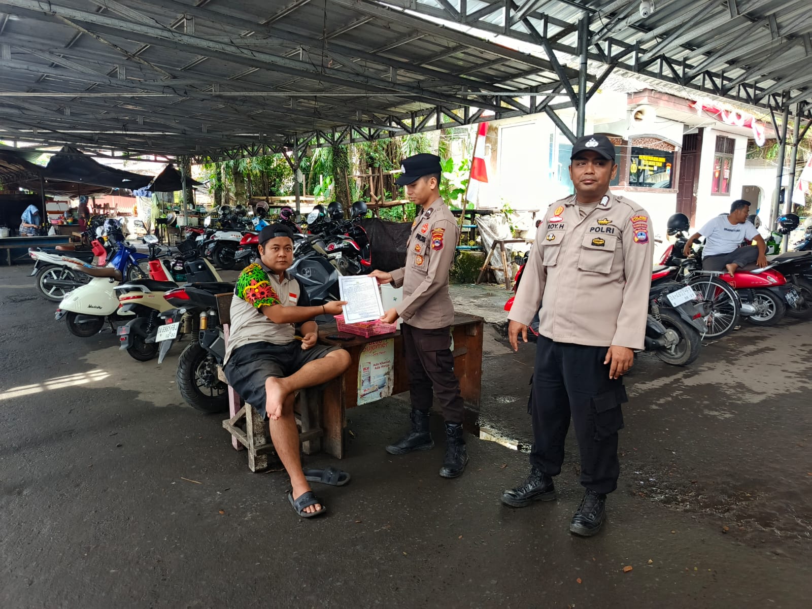 Polsek Amuntai Tengah Gencarkan Sosialisasi dan Patroli Dialogis Pencegahan Karhutla di Pasar Induk Amuntai