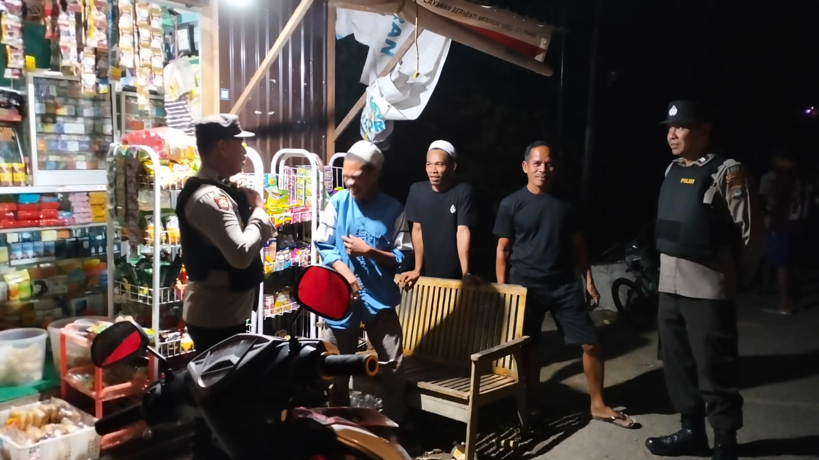 Polsek Amuntai Selatan Laksanakan Patroli Dialogis di Desa Simpang Tiga, Wujudkan Kamtibmas Kondusif di Wilayah Hukum Polres HSU