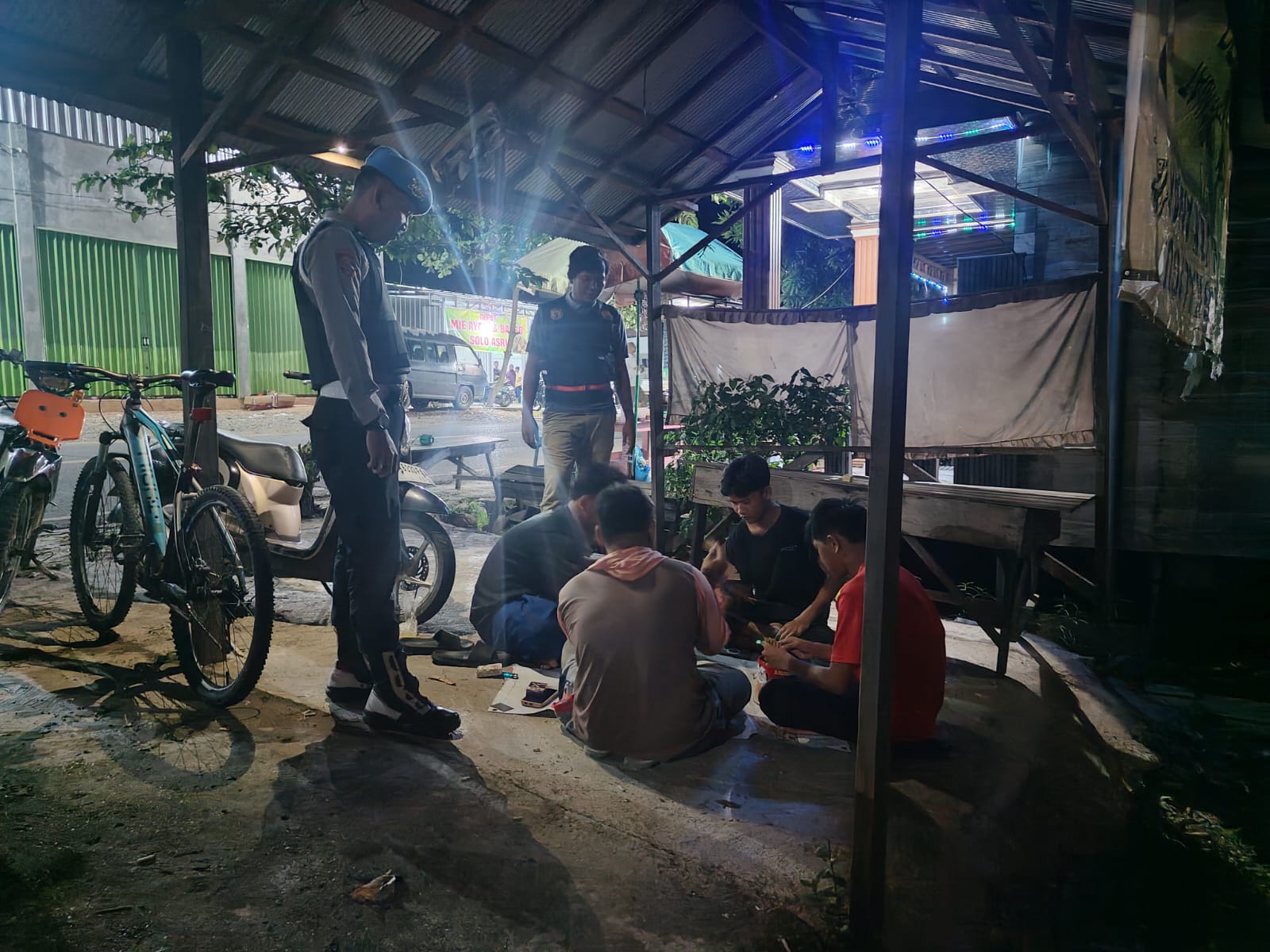 Polsek Amuntai Utara Laksanakan Patroli Dialogis dan Sambang di Desa Teluk Daun untuk Wujudkan Kamtibmas Kondusif
