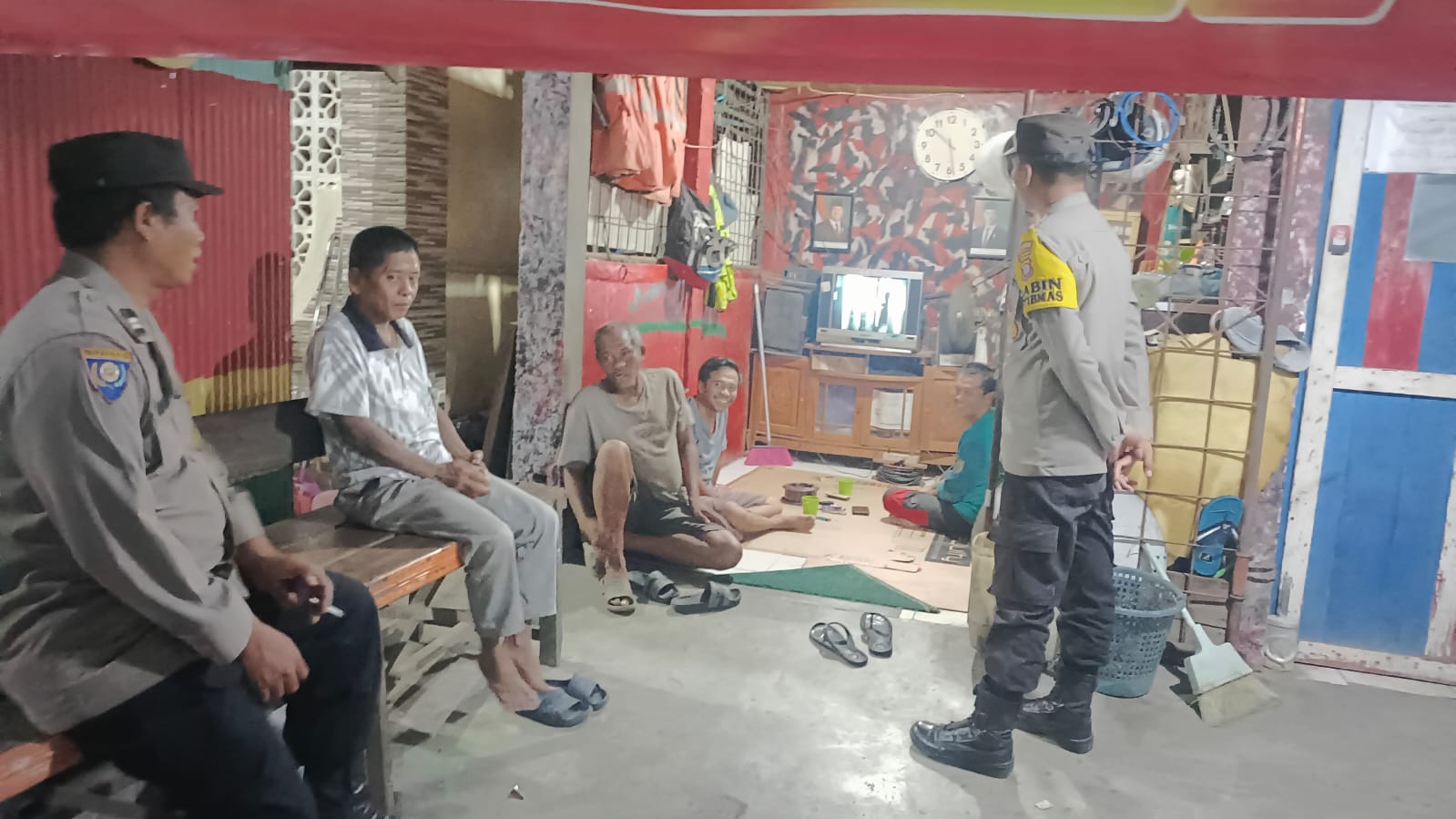 Polsek Amuntai Tengah Gelar Patroli Satkamling dan Sambang Petugas Jaga, Wujudkan Kamtibmas Kondusif di Kelurahan Antasari