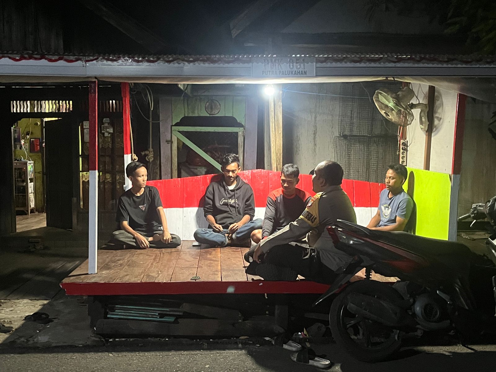 Polsek Danau Panggang Laksanakan Pembinaan Satkamling dan Patroli Malam Wujudkan Situasi Aman dan Kondusif di Tengah Masyarakat