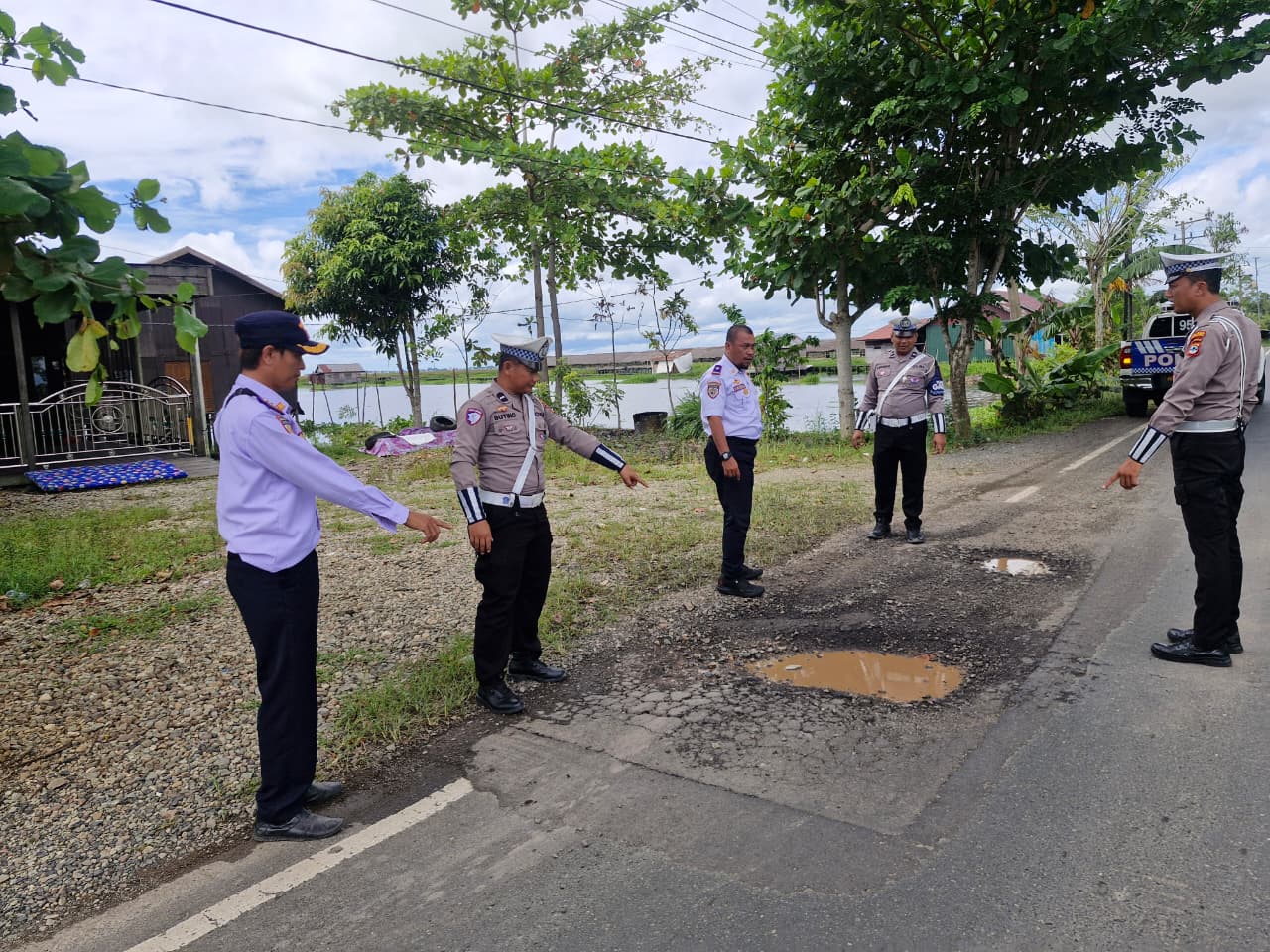 Sinergi Cepat Jelang Nataru dan Haul: Polres HSU dan Dishub Temukan Sebelas Titik Jalan Rusak
