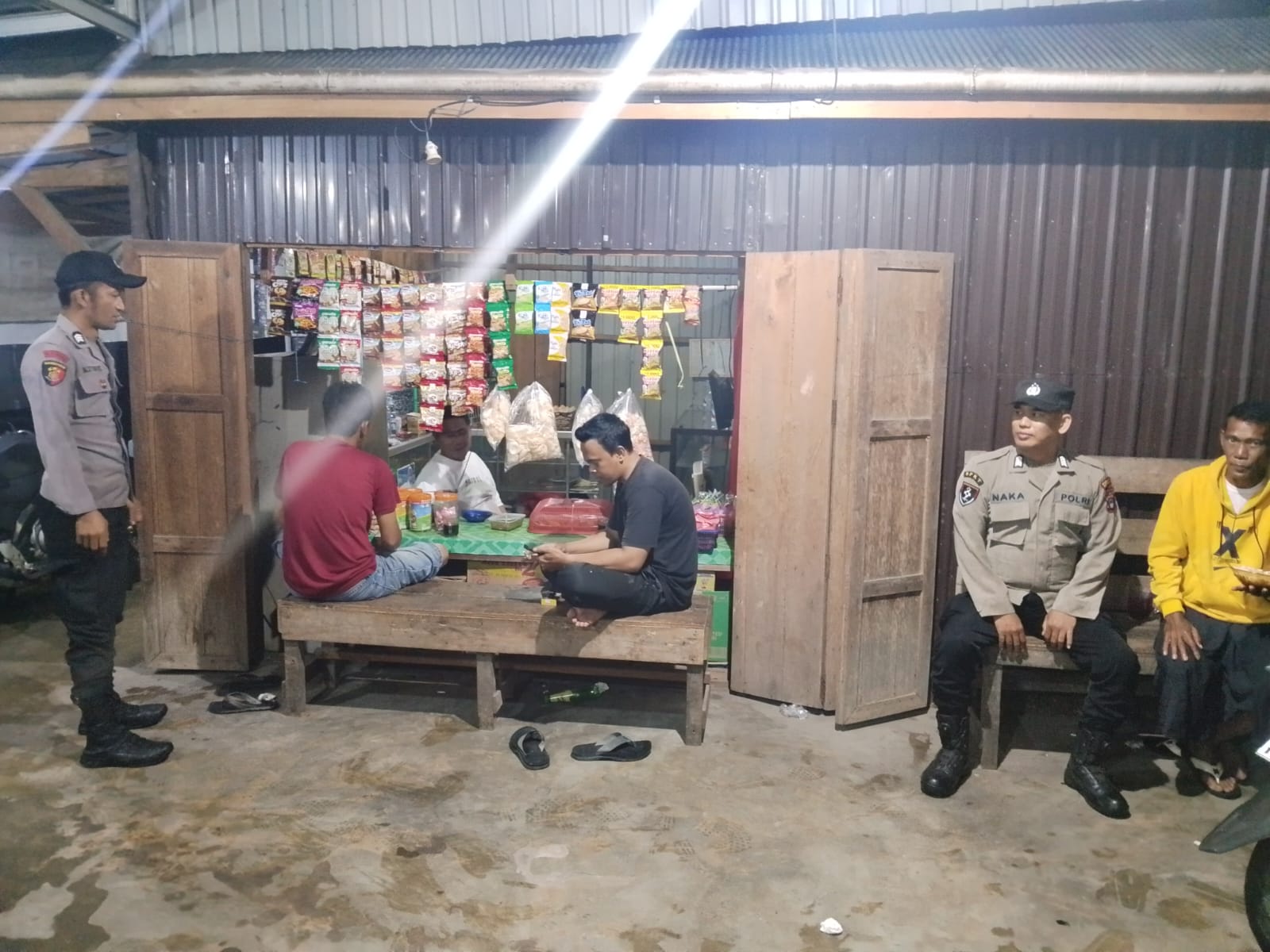 Polsek Amuntai Selatan Laksanakan Patroli Dialogis Malam Hari di Desa Simpang Tiga untuk Jaga Kondusifitas Kamtibmas