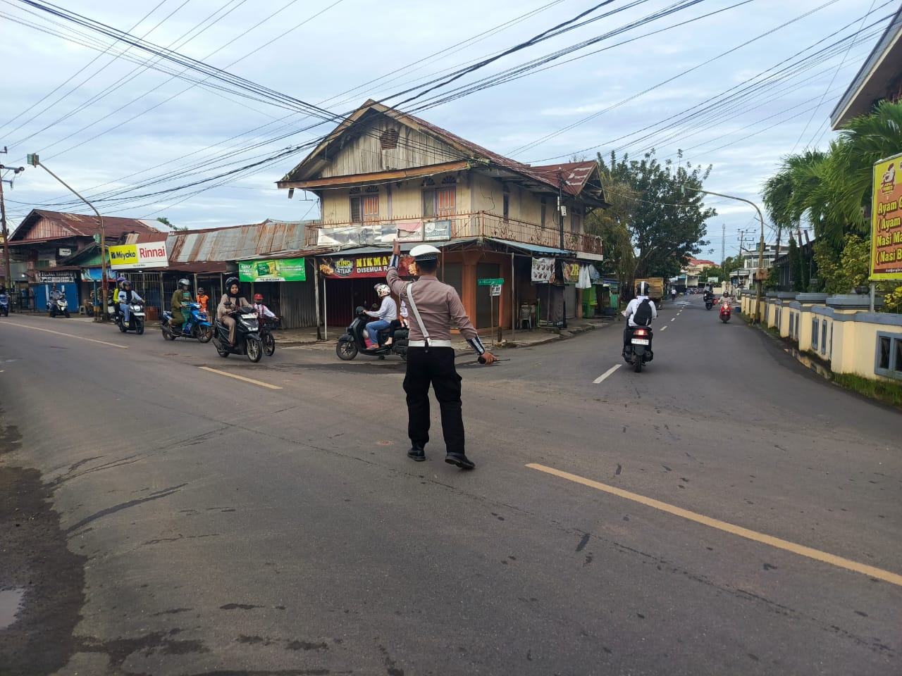 Satlantas Polres HSU Gelar Apel Pagi dan Pengamanan Lalu Lintas untuk Wujudkan Kamseltibcar di Amuntai