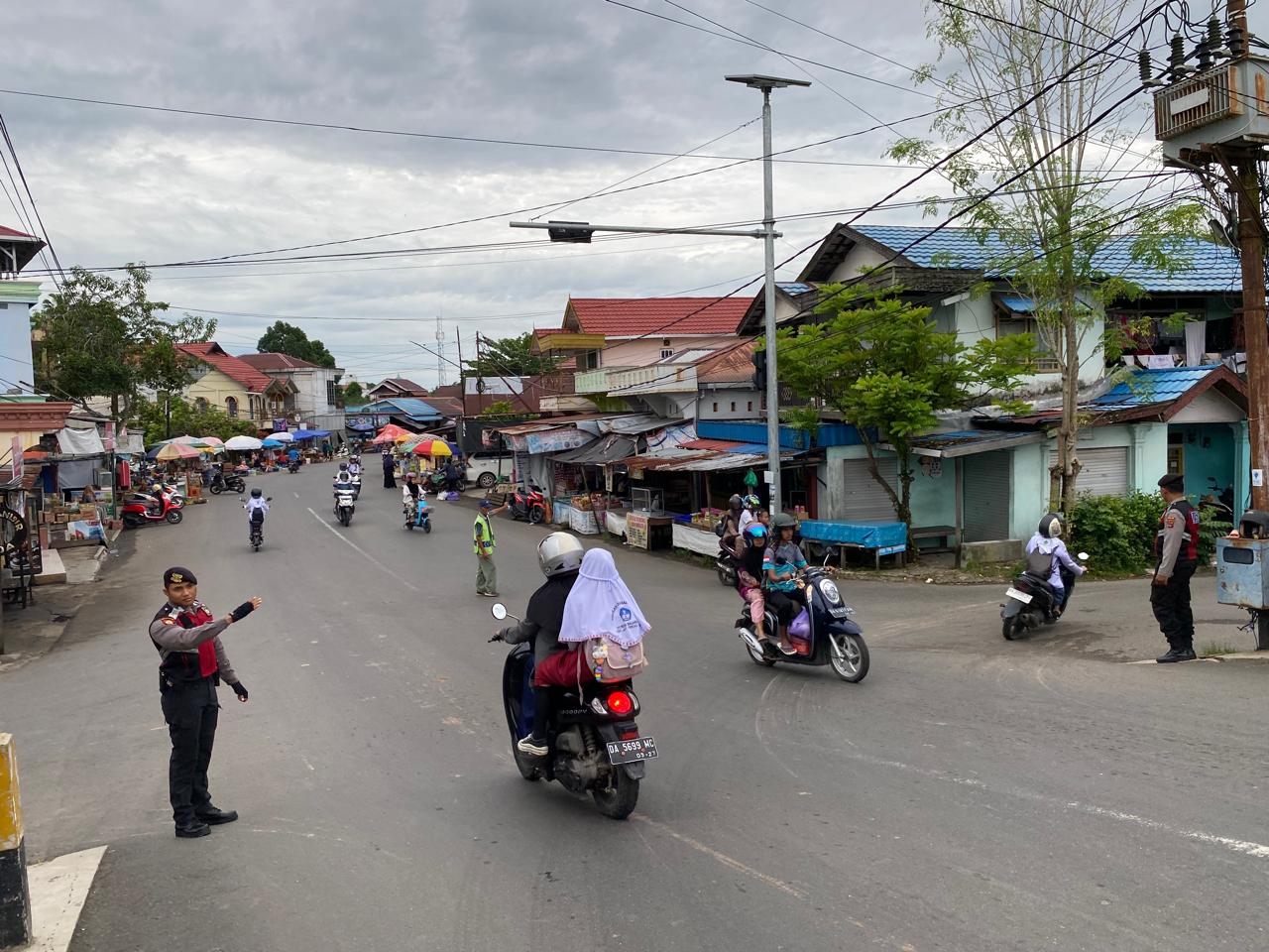Sat Samapta Polres HSU Gelar Penjagaan dan Pengaturan Lalu Lintas di Titik Rawan untuk Wujudkan Harkamtibmas Kondusif