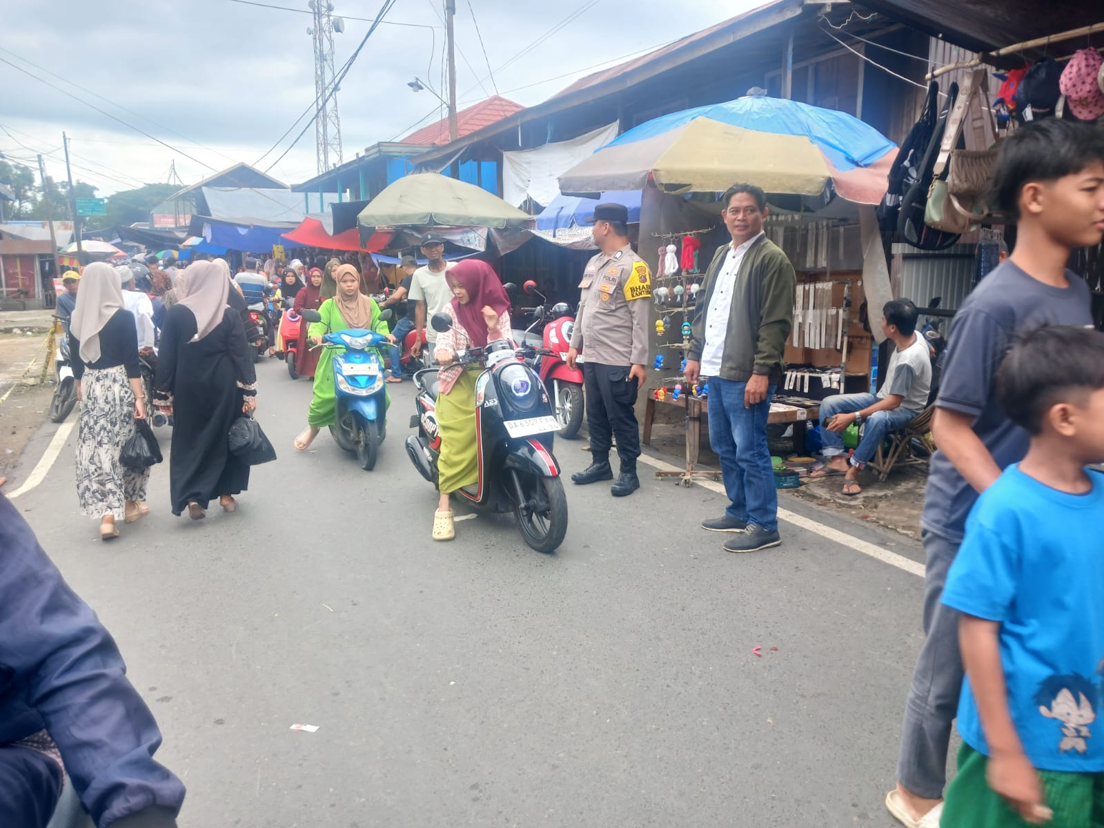 Polsek Babirik Gelar Patroli Dialogis dan Sambang ke Pasar Tradisional Babirik dalam Upaya Cipta Kondisi Aman dan Kondusif