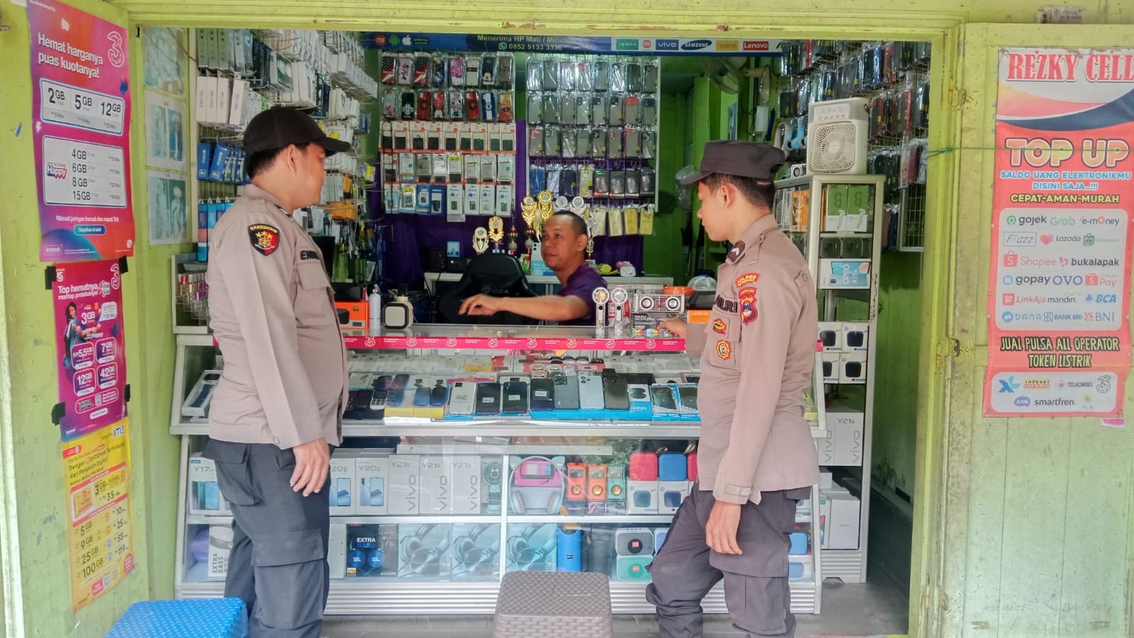 Polsek Babirik Laksanakan Patroli Dialogis dan Sambang di Pasar Malam untuk Ciptakan Rasa Aman dan Nyaman di Masyarakat