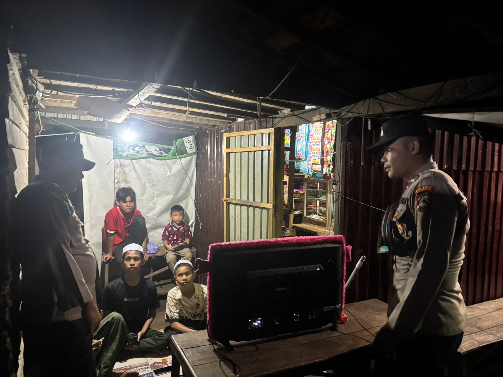 Polsek Danau Panggang Laksanakan Patroli Mobile dan Pembinaan Satkamling untuk Wujudkan Kamtibmas Kondusif