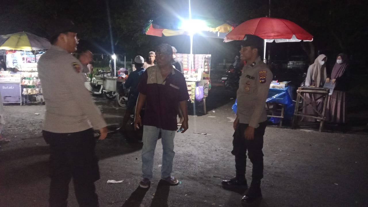 Polsek Babirik Gelar Patroli Dialogis di Pasar Malam Babirik Hulu untuk Cegah Gangguan Kamtibmas
