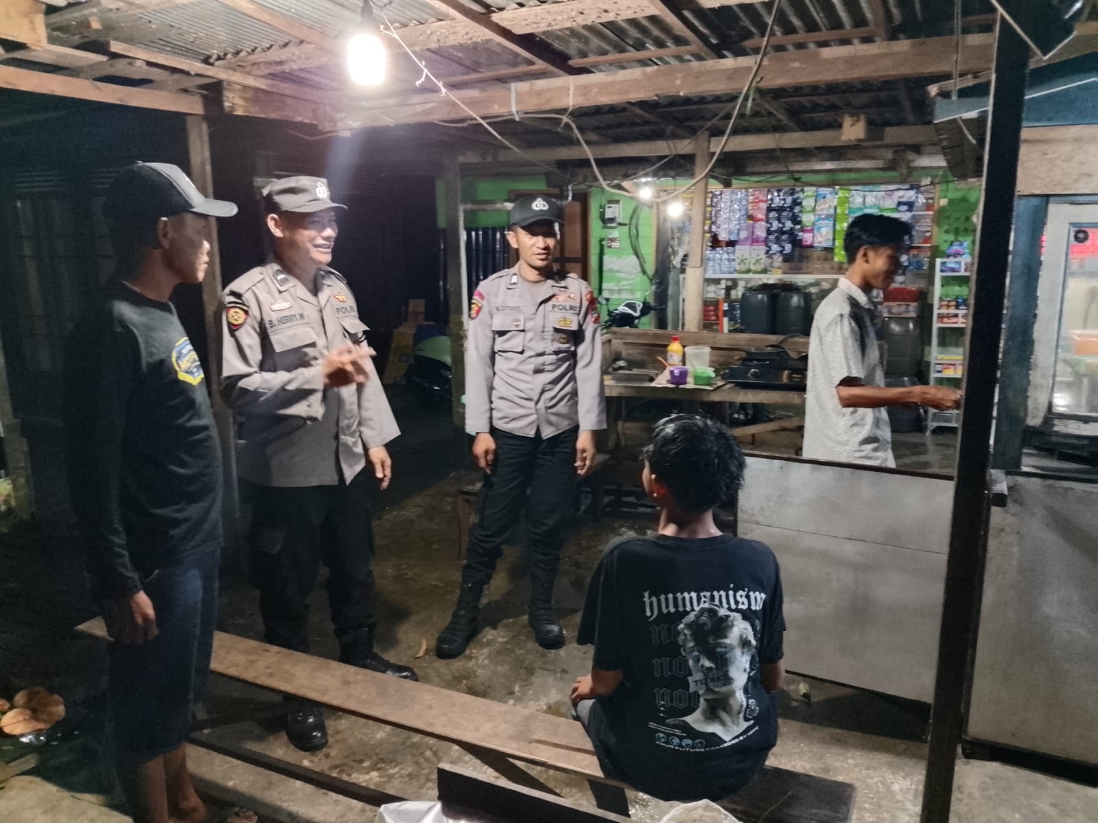 Patroli Dialogis Polsek Amuntai Selatan Wujudkan Kamtibmas Kondusif di Desa Simpang Tiga