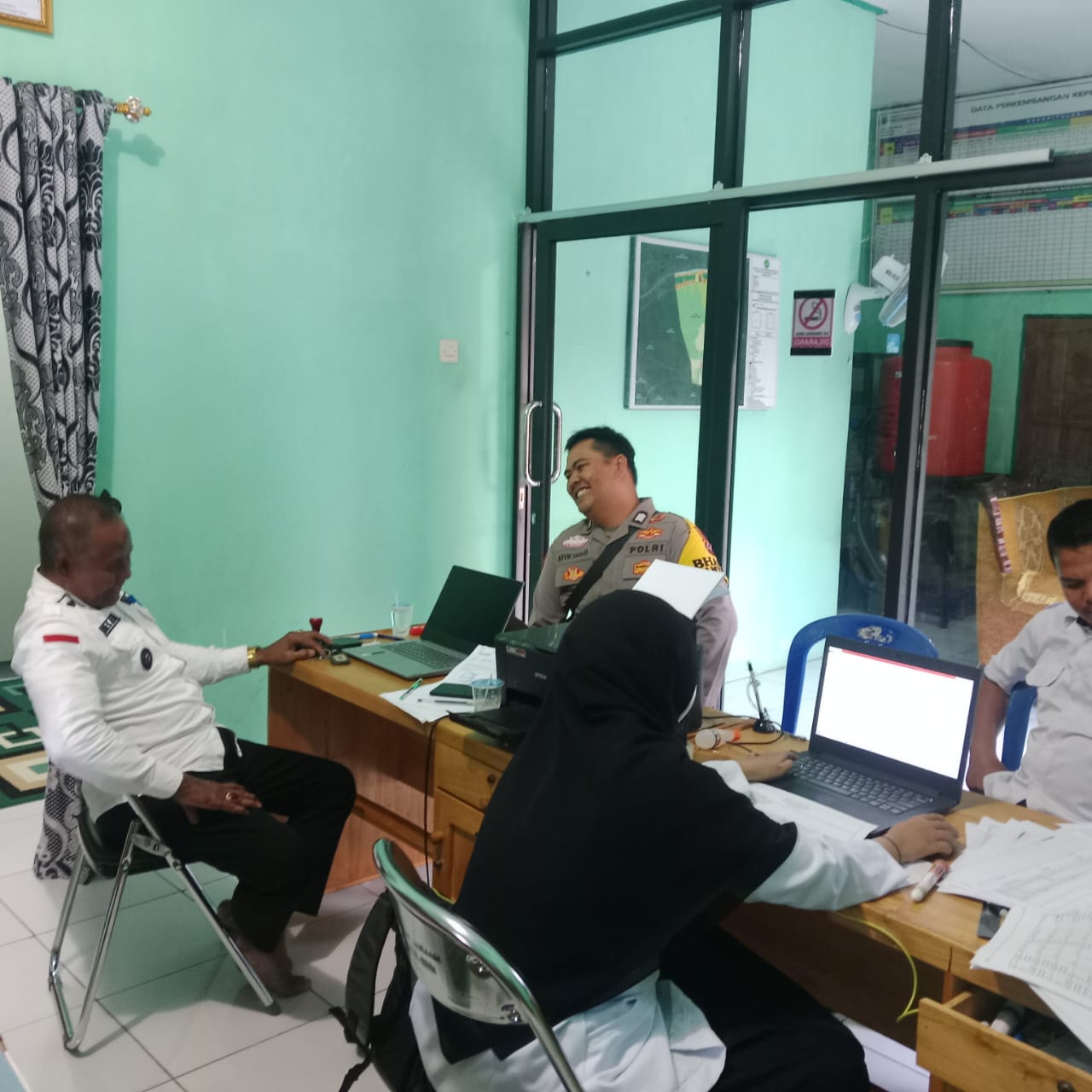 Polsek Babirik Gelar Patroli Dialogis dan Sambang di Desa Sungai Zam-Zam, Wujudkan Keamanan dan Kedekatan Polri dengan Masyarakat