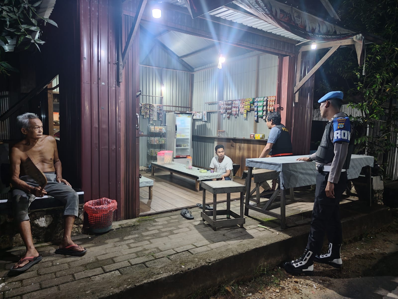 Personel Polsek Amuntai Utara Laksanakan Patroli Dialogis dan Sambang, Wujudkan Kamtibmas Aman Menjelang Akhir Tahun
