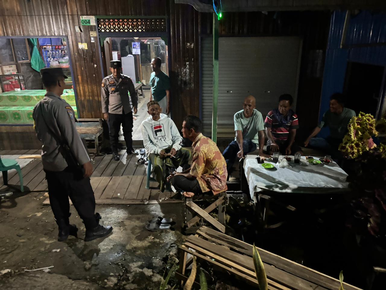 Polsek Amuntai Selatan Laksanakan Patroli Dialogis di Desa Cangkering, Jaga Kondusifitas Kamtibmas di Wilayah Hukum Polres HSU