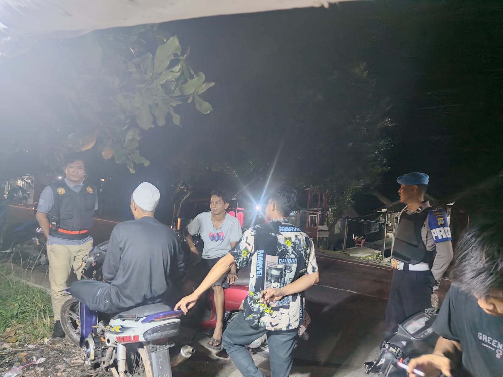 Polsek Amuntai Utara Gelar Patroli Dialogis dan Sambang Malam Hari di Desa Air Tawar Demi Wujudkan Kamtibmas Kondusif
