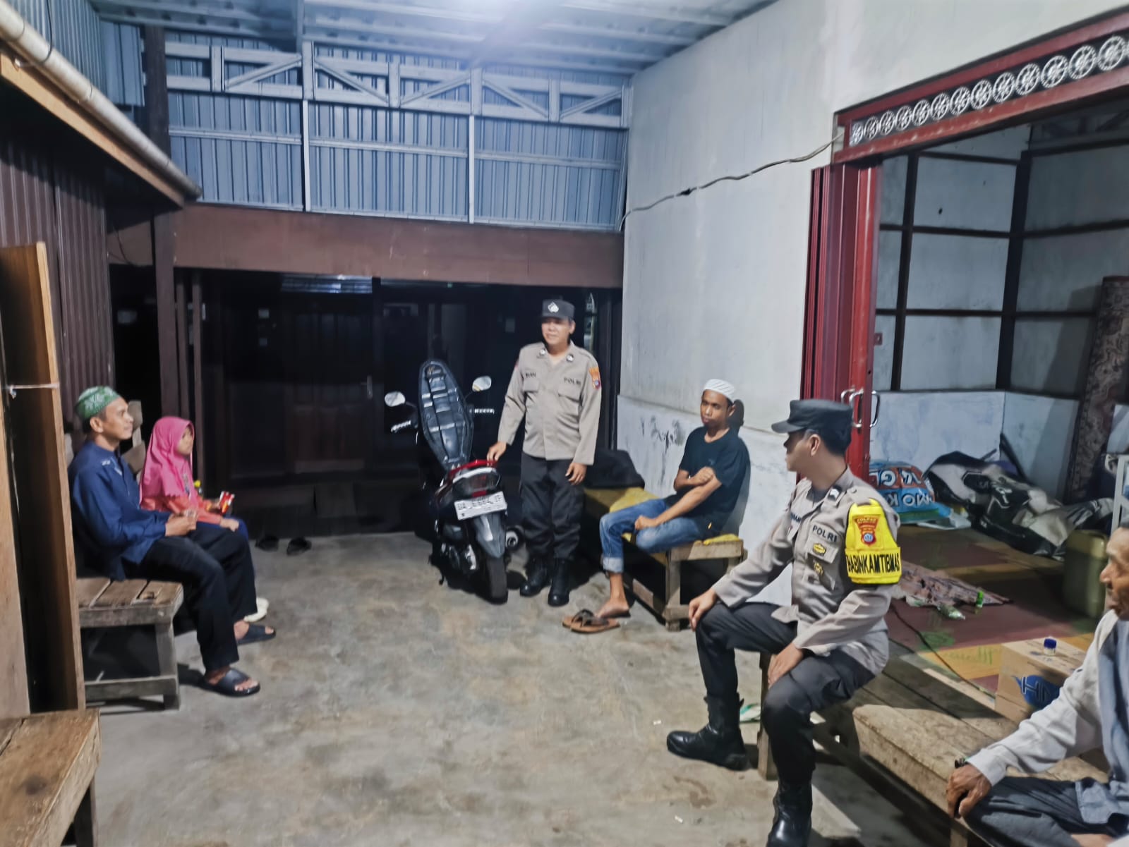 Polsek Amuntai Selatan Laksanakan Patroli Dialogis Malam di Desa Simpang Tiga untuk Wujudkan Kamtibmas Kondusif